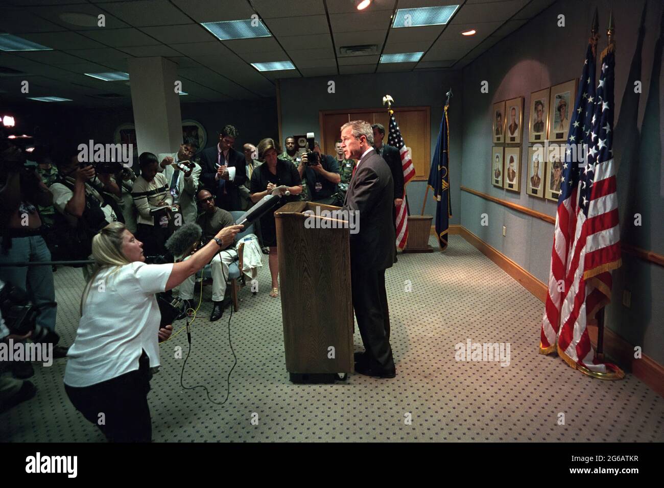 Le président George W. Bush fait des remarques sur les attaques terroristes le mardi 11 septembre 2001 à partir de la base aérienne de Barksdale en Louisiane, avant de partir pour la base aérienne d'Offutt au Nebraska. Photo d'Eric Draper, la Maison Blanche. Banque D'Images
