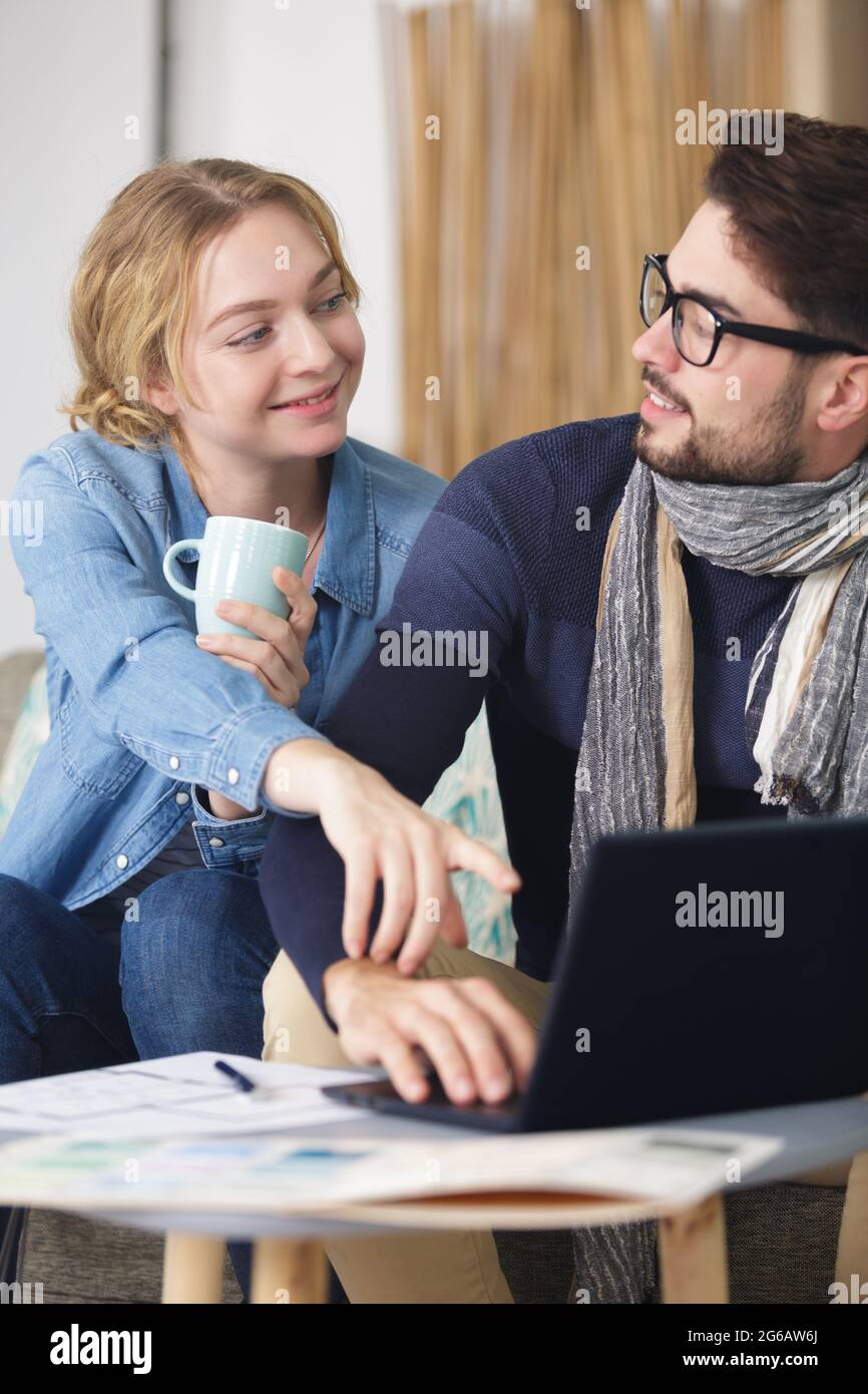 un jeune couple heureux avec un ordinateur portable à la maison Banque D'Images