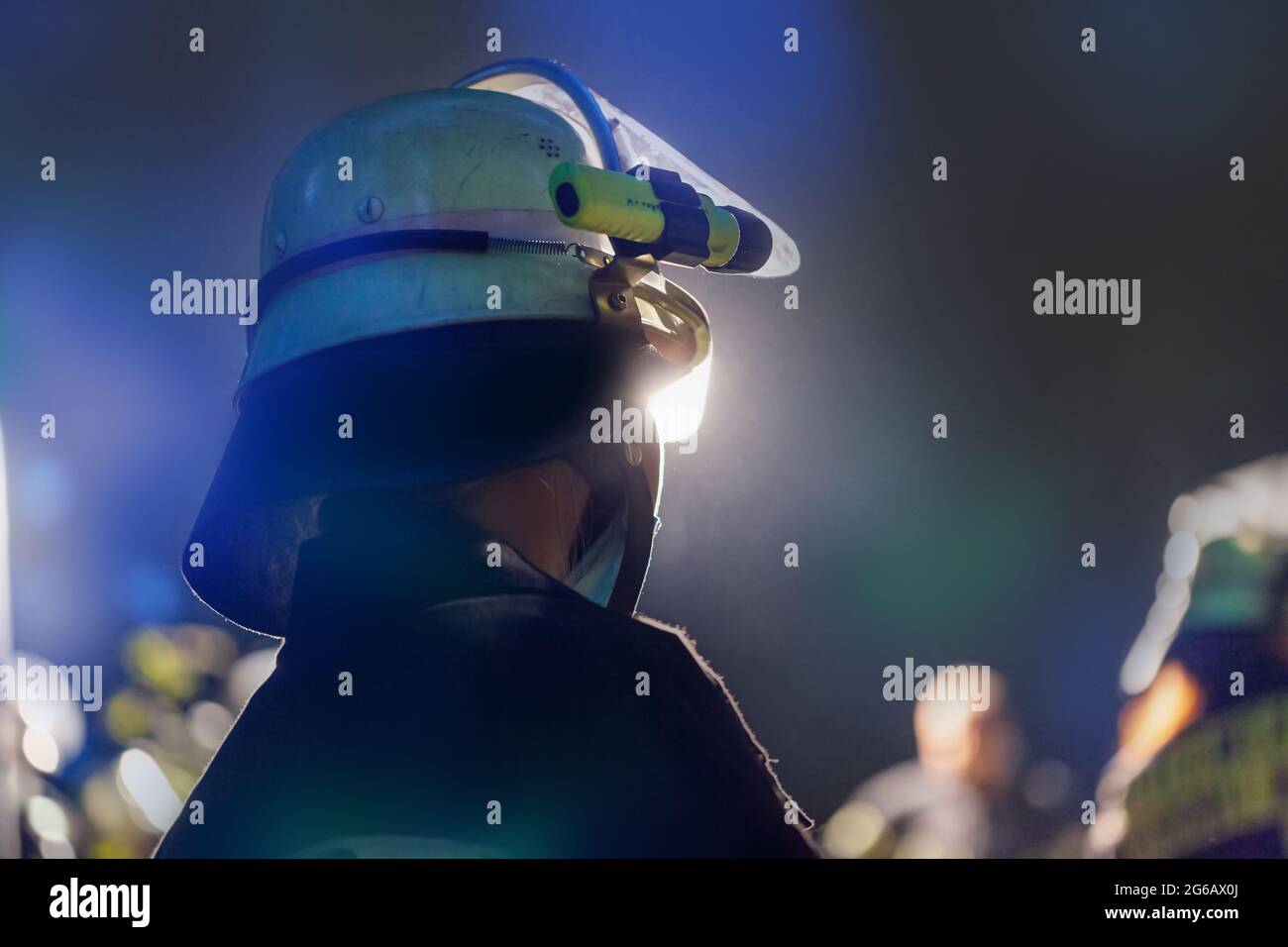 Pompier allemand à une mission de sauvetage la nuit, situation de formation Banque D'Images