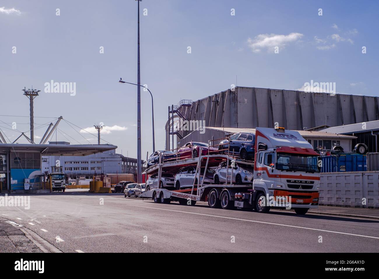 Les transporteurs routiers transportent des véhicules neufs et d'occasion depuis les ports d'Auckland Banque D'Images