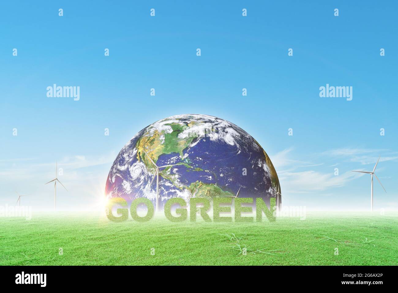 Allez vert et globe sur le champ de l'éolienne avec fond bleu ciel. Environnement et concept de jour de la terre. Image fournie par la NASA Banque D'Images