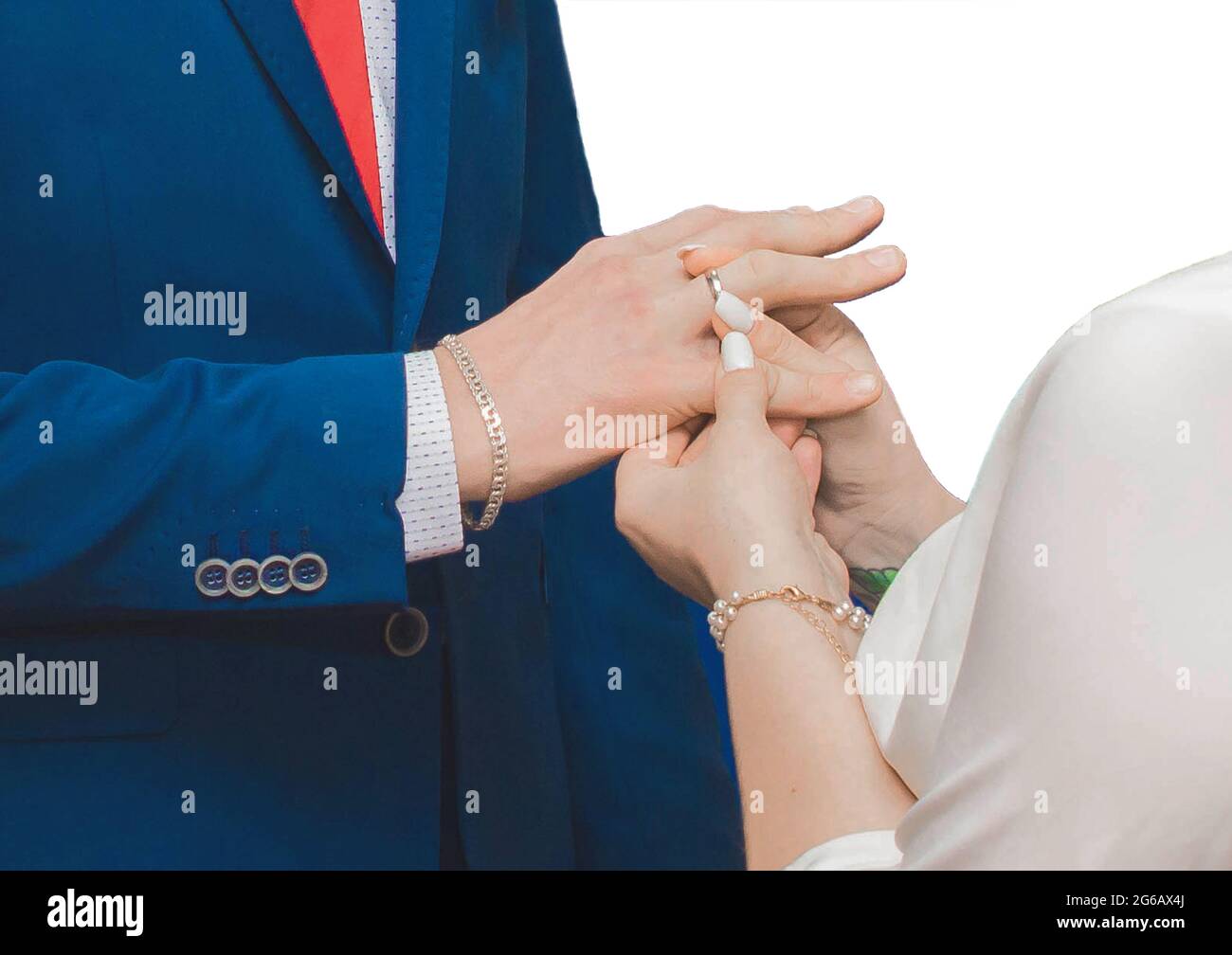 Partage des anneaux de mariage en gros plan, sur fond blanc, isolé. Banque D'Images