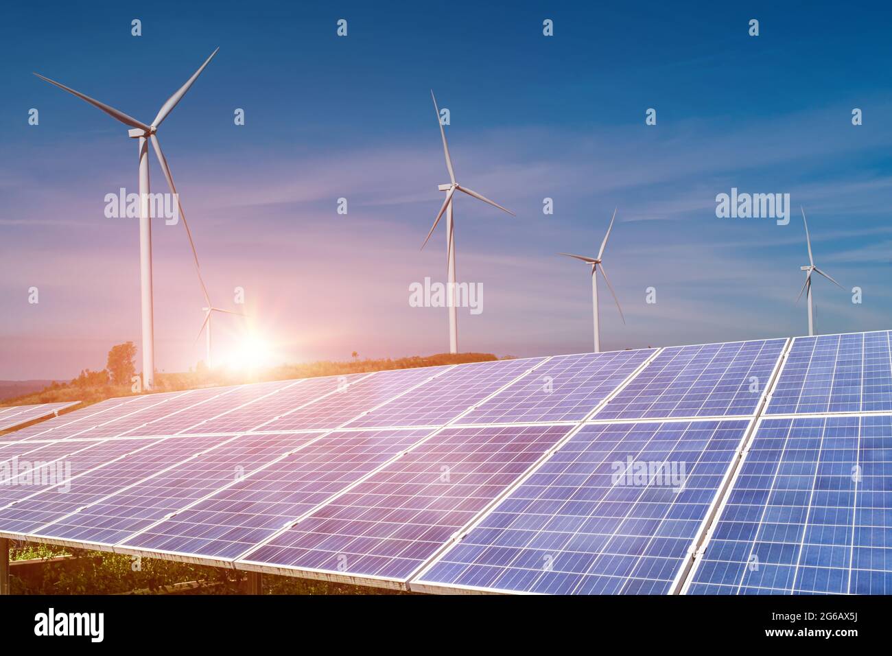 panneaux solaires avec éoliennes sur fond bleu ciel. Photovoltaïque, source d'électricité alternative. Concept de ressources durables. Banque D'Images