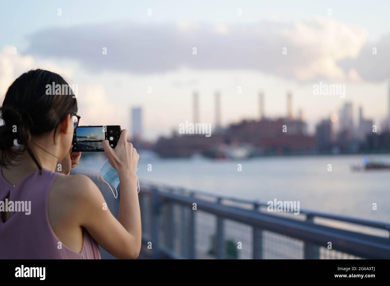 New York, États-Unis. 4 juillet 2021. Un spectateur prend une photo de l'horizon de Manhattan avant le spectacle de feu d'artifice du 4 juillet de Macy à New York, aux États-Unis. Crédit : Chase Sutton/Alay Live News Banque D'Images