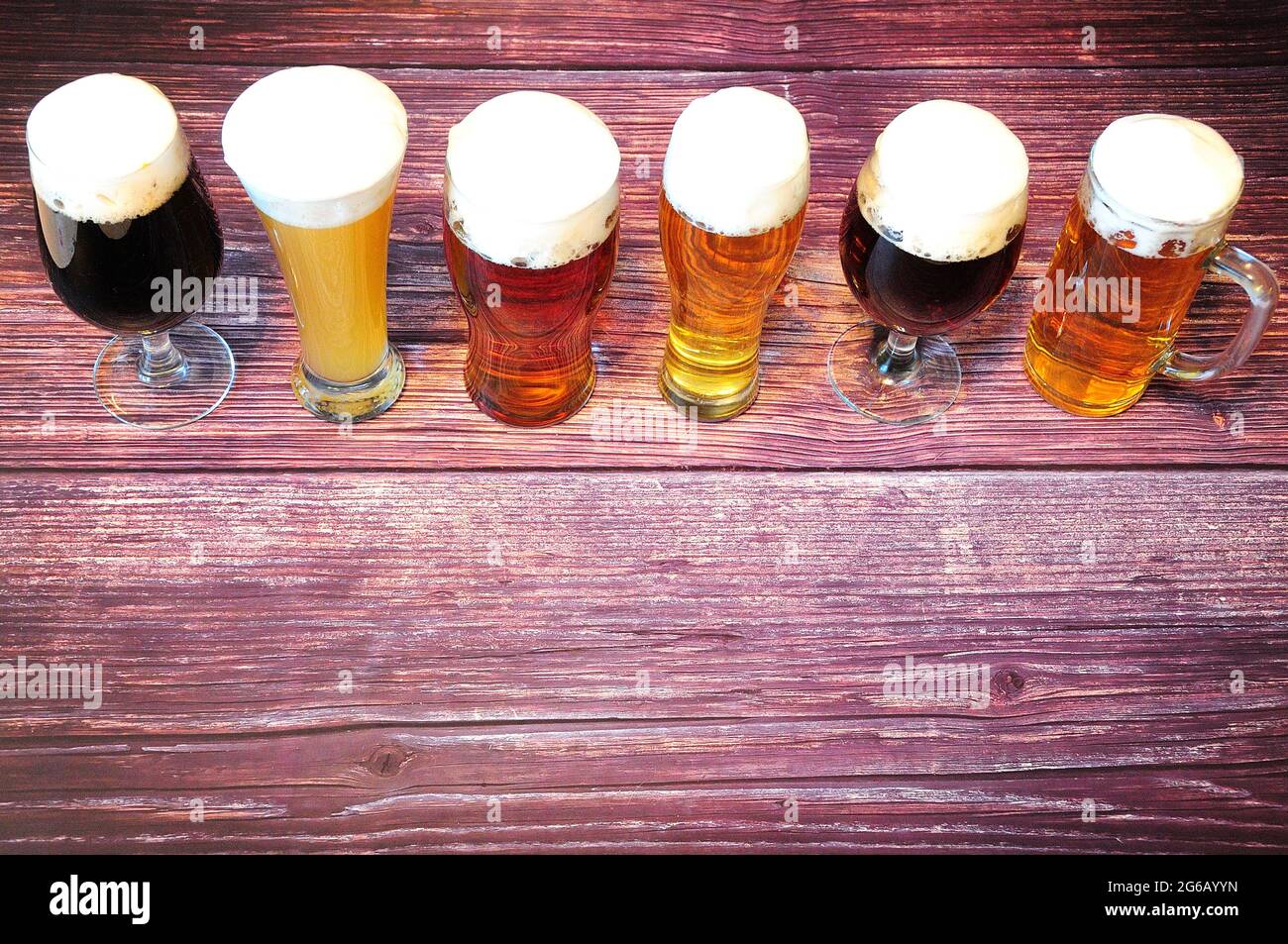 Six verres de différents types de bière sont sur une table en bois. Vue de dessus. Banque D'Images