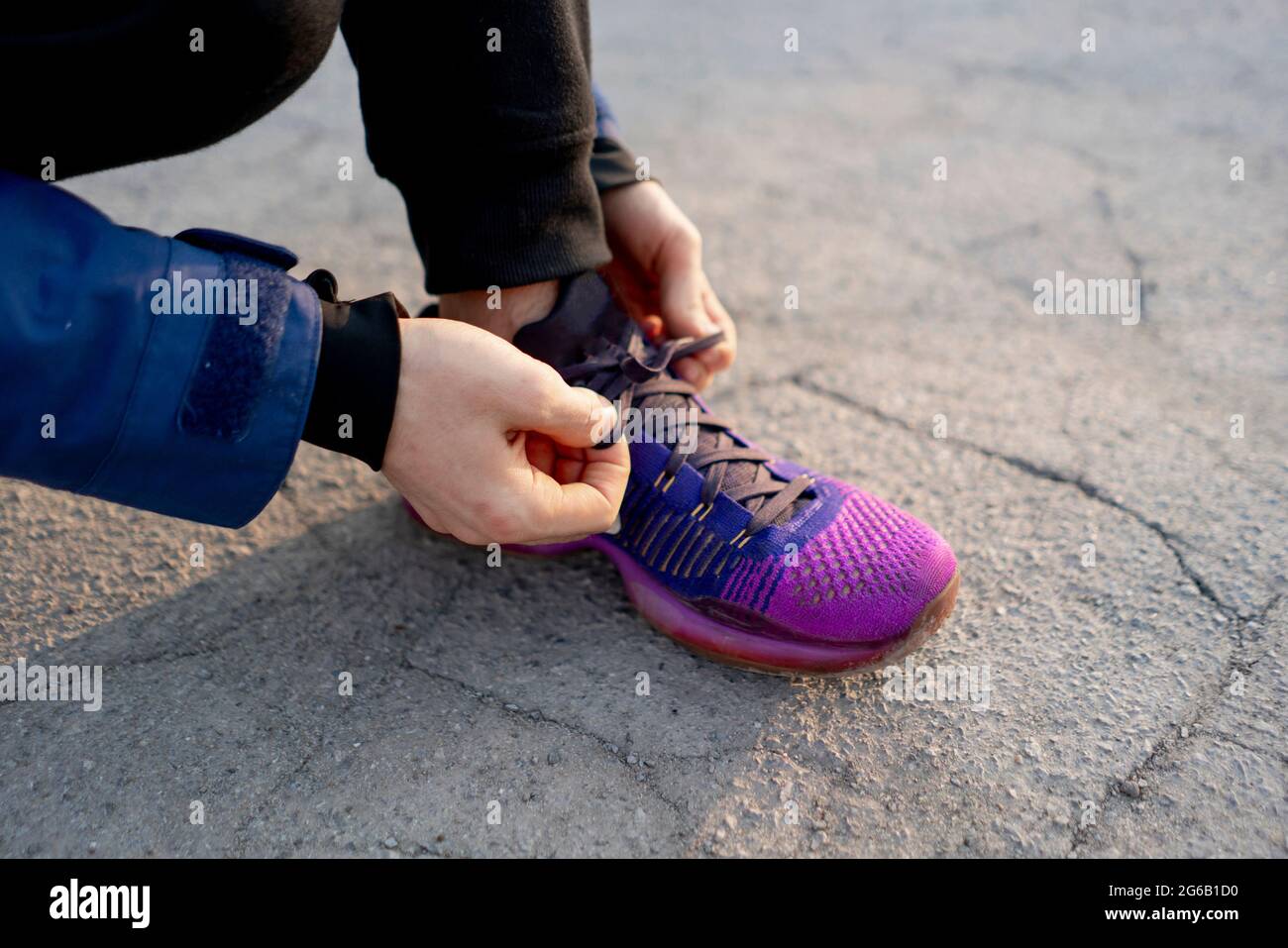 les lacets de patin de patin de coureuse sont solides avant de courir sur  l'asphalte Photo Stock - Alamy