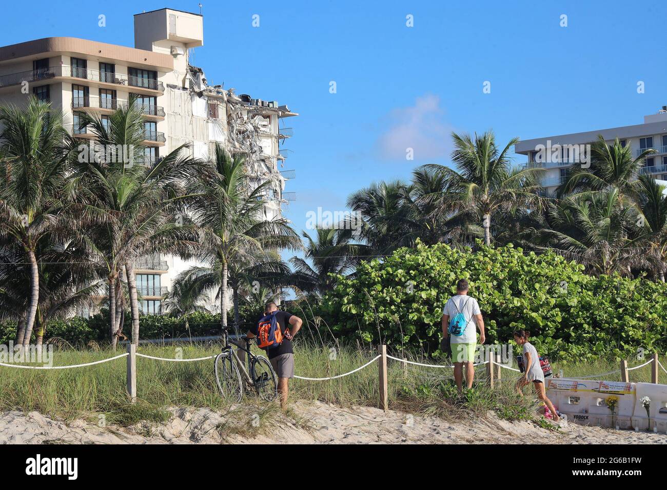 Des amateurs de plage curieux se tiennent au sud de l'emplacement des Tours Champlain effondrées au sud, tandis que la police de Miami-Dade a placé un périmètre à environ un pâté de maisons au sud et deux pâtés de maisons au nord, limitant toute circulation à pied près de l'emplacement le dimanche 4 juillet 2021 à Surfside, en Floride. (Photo de Carl juste/Miami Herald/TNS/Sipa USA) crédit: SIPA USA/Alay Live News Banque D'Images