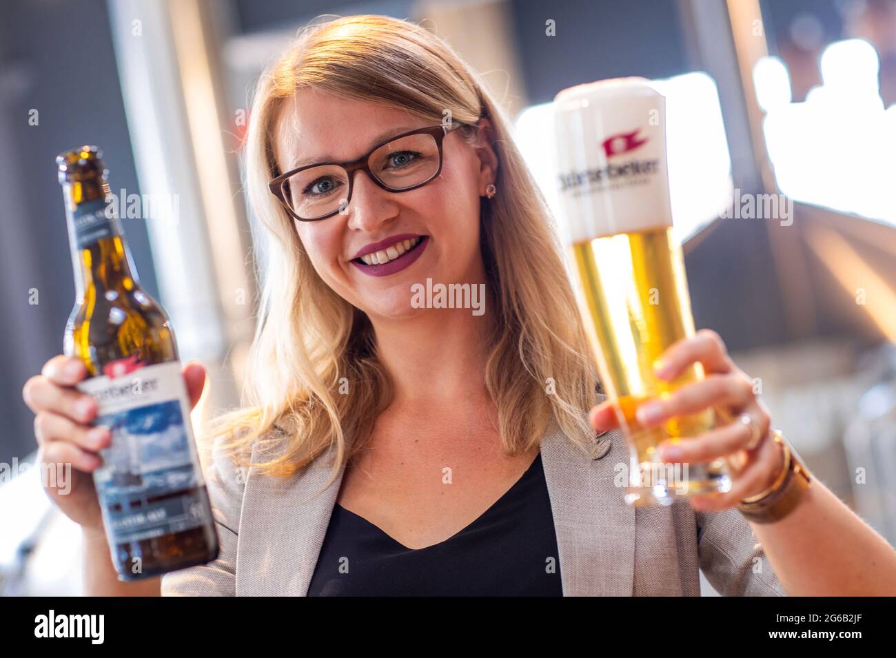 Stralsund, Allemagne. 30 juin 2021. ELISA Raus, le sommelier champion du  monde en titre, présente un verre de bière dans la maison de brewhouse à  Störtebeker Braumanufaktur. Au Championnat du monde 2019
