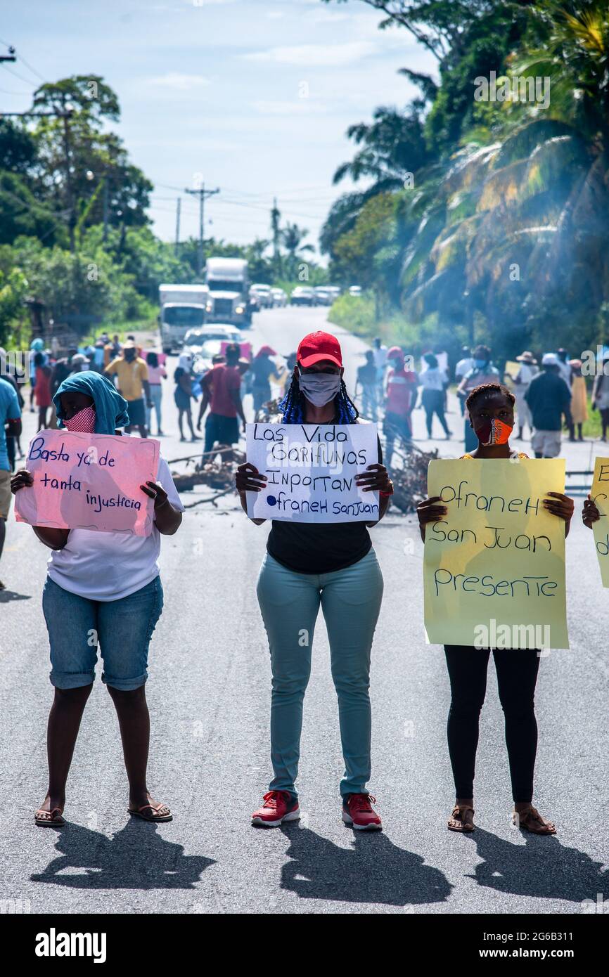Les manifestants tiennent des écriteaux pendant la manifestation. Protestation contre le projet DE ZEDE (zone d'emploi et de développement économique) qui délocaliserait de force les communautés côtières de la Ceiba à Corozal, et Sambo Creek, au Honduras. Banque D'Images