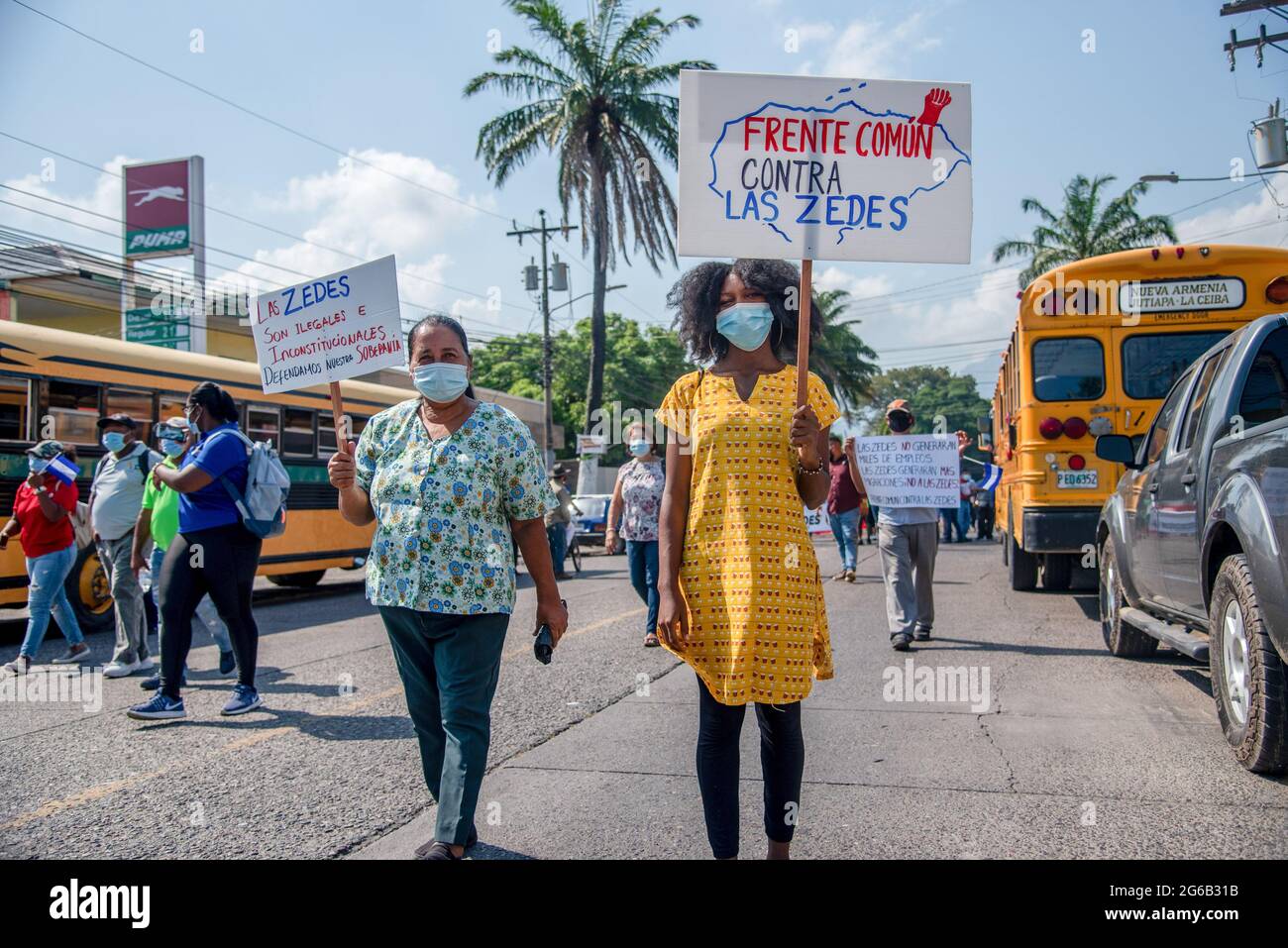 Les manifestants tiennent des plaques pendant la démonstration. Protestation contre le projet DE ZEDE (zone d'emploi et de développement économique) qui délocaliserait de force les communautés côtières de la Ceiba à Corozal, et Sambo Creek, au Honduras. Banque D'Images
