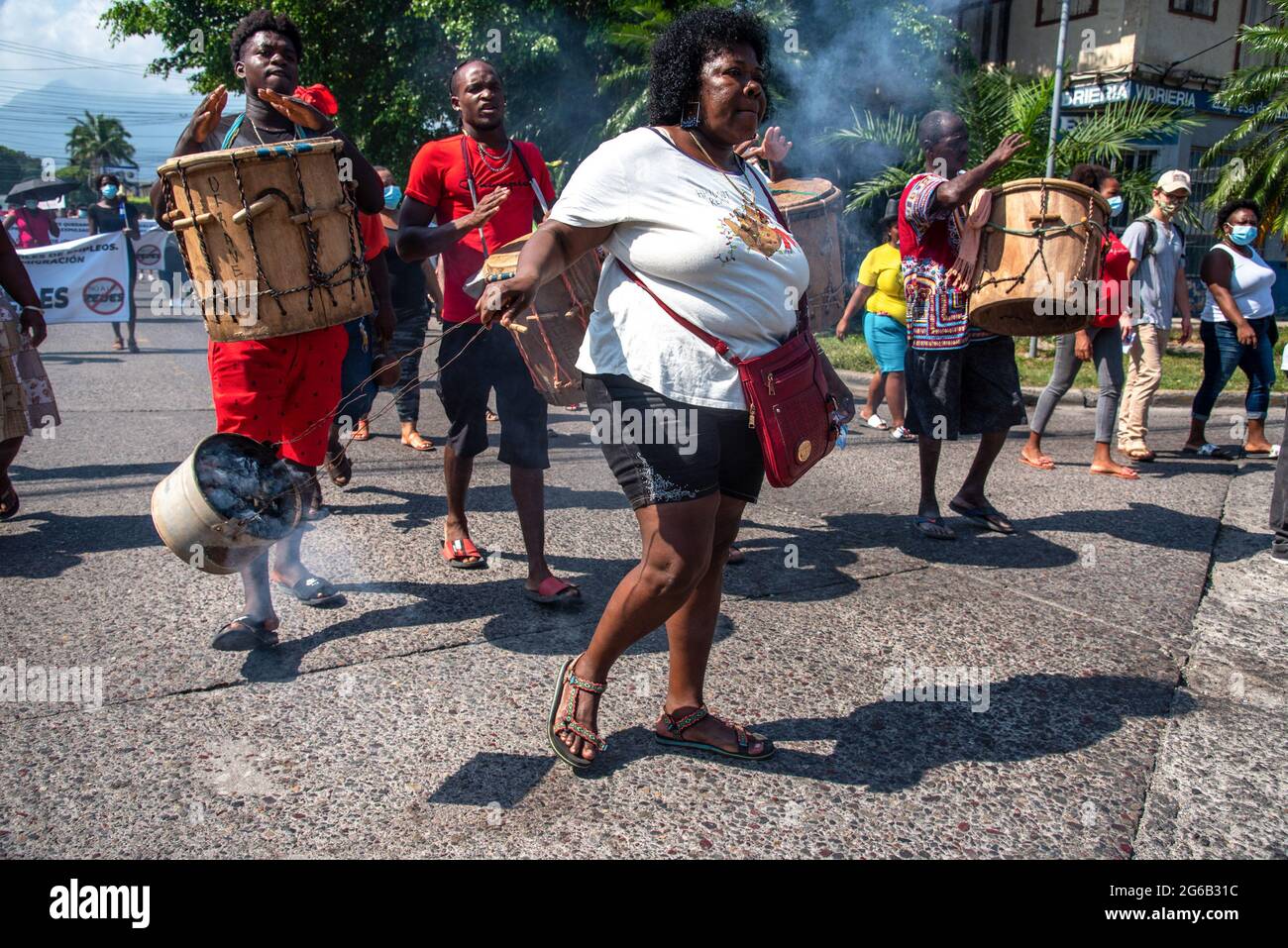 Les batteurs de Garifuna se réalisent pendant la démonstration. Protestation contre le projet DE ZEDE (zone d'emploi et de développement économique) qui délocaliserait de force les communautés côtières de la Ceiba à Corozal, et Sambo Creek, au Honduras. Banque D'Images