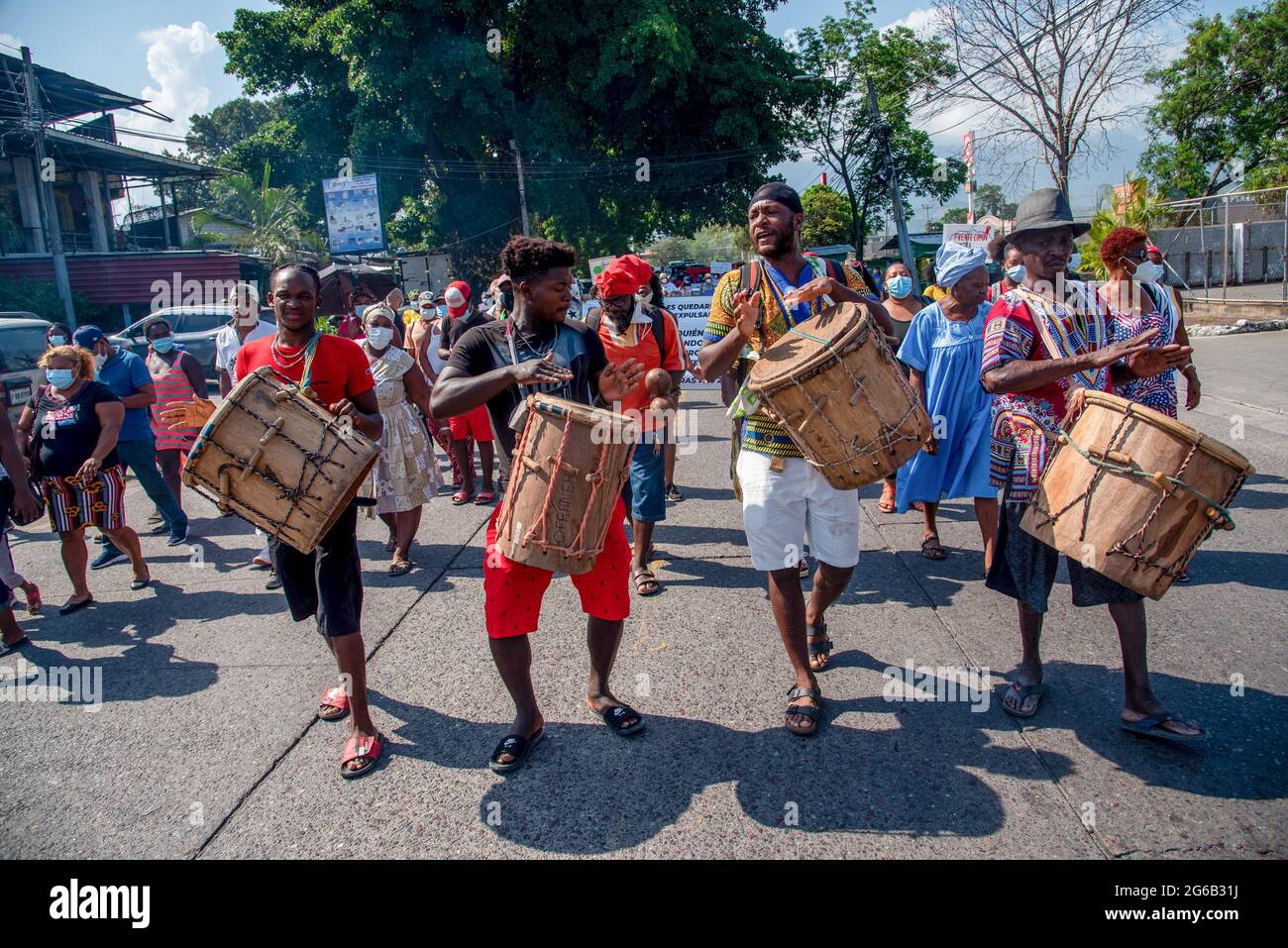 Les batteurs de Garifuna se réalisent pendant la démonstration. Protestation contre le projet DE ZEDE (zone d'emploi et de développement économique) qui délocaliserait de force les communautés côtières de la Ceiba à Corozal, et Sambo Creek, au Honduras. Banque D'Images