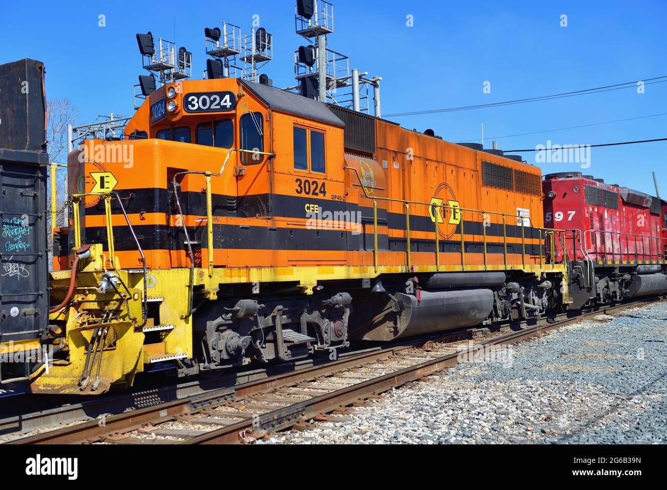 Dolton, Illinois, États-Unis. Deux locomotives de Chicago, fort Wayne et Eastern Railroad dirigent un train de marchandises sur une ligne principale multipiste dans la banlieue de Chicago. Banque D'Images