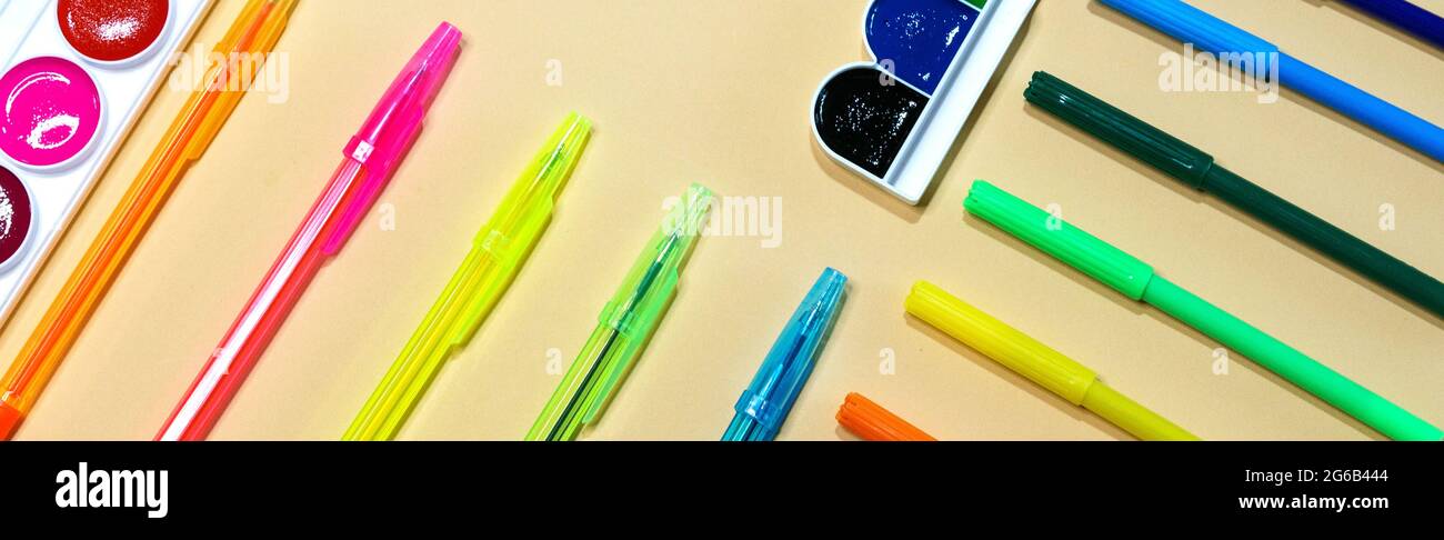 Les marqueurs de peinture et les crayons de couleur sont un bâton de dessin. Plus de douze couleurs théorie des couleurs pourchassant des nuances adaptées pour les enfants et les adultes, à commencer par l'imagination. Banque D'Images