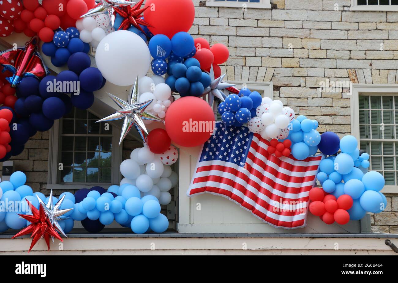 Présentation festive et lumineuse de ballons rouges, blancs et bleus avec le drapeau américain en évidence le jour de l'indépendance. Banque D'Images