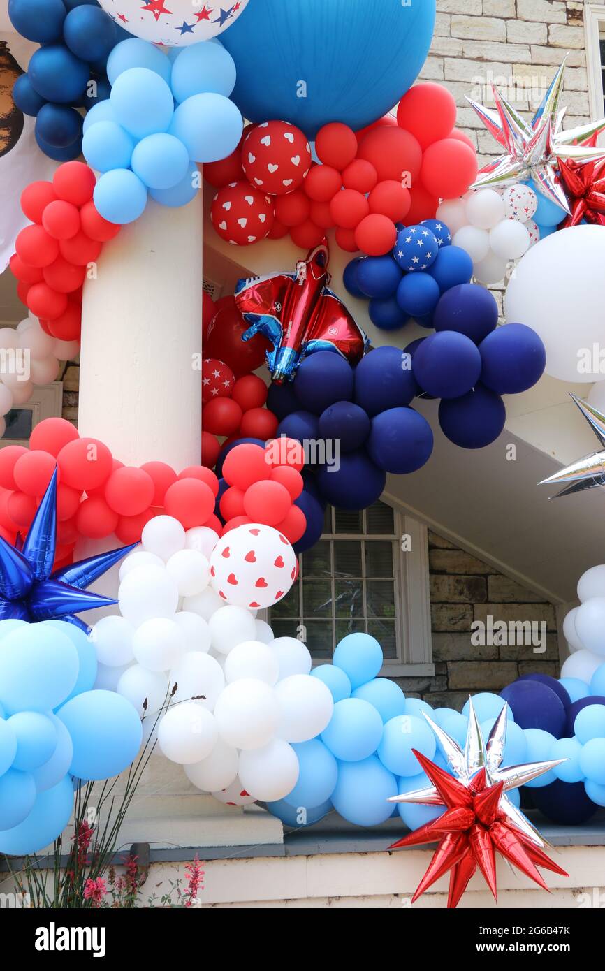 Affichage lumineux et festif de ballons rouges, blancs et bleus lors du jour de l'indépendance. Banque D'Images