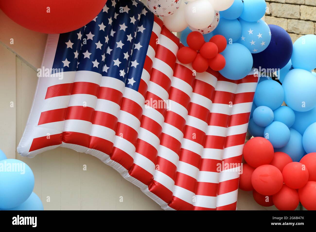 Présentation festive et lumineuse de ballons rouges, blancs et bleus avec le drapeau américain en évidence le jour de l'indépendance. Banque D'Images