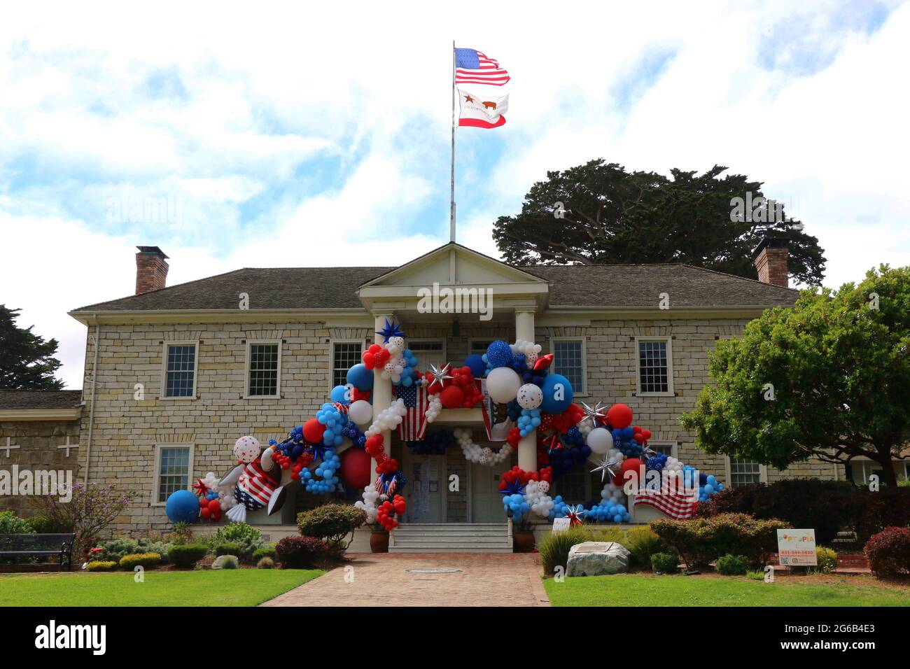 Monterey, CA, États-Unis - 4 2021 juillet : des ballons rouges et blancs lumineux décorent Colton Hall lors de la première célébration du jour de l'indépendance depuis le début de la pandémie. Banque D'Images