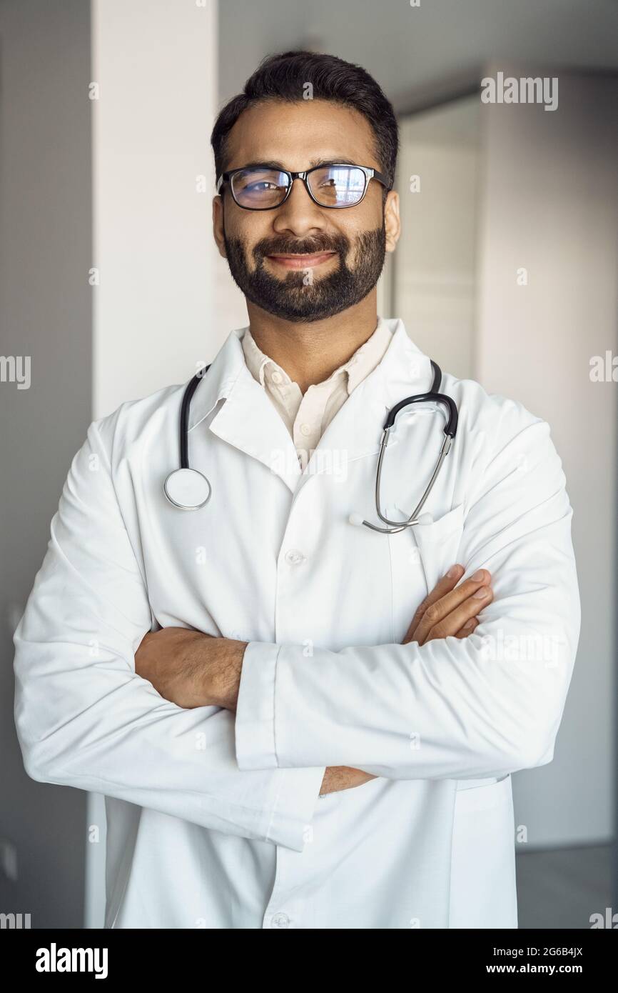Portrait d'un indien médecin médecin médique professionnel debout avec les bras croisés Banque D'Images