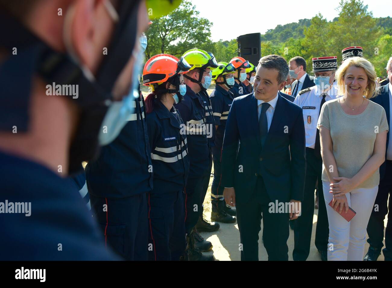 Draguignan, France. 2 juillet 2021. Gerald Darmanin et Barbara Pompili félicitent les pompiers après leur démonstration.les équipes de lutte contre les incendies suivent une formation finale devant le ministre de l'intérieur Gerald Darmanin et la ministre de l'Environnement Barbara Pompili. Les mois de mai, juin et juillet devraient être plus chauds et plus secs que la normale comme l'a annoncé Météo France. Le risque d'incendie pour cette période est au niveau le plus élevé. Crédit : Laurent Coust/SOPA Images/ZUMA Wire/Alay Live News Banque D'Images