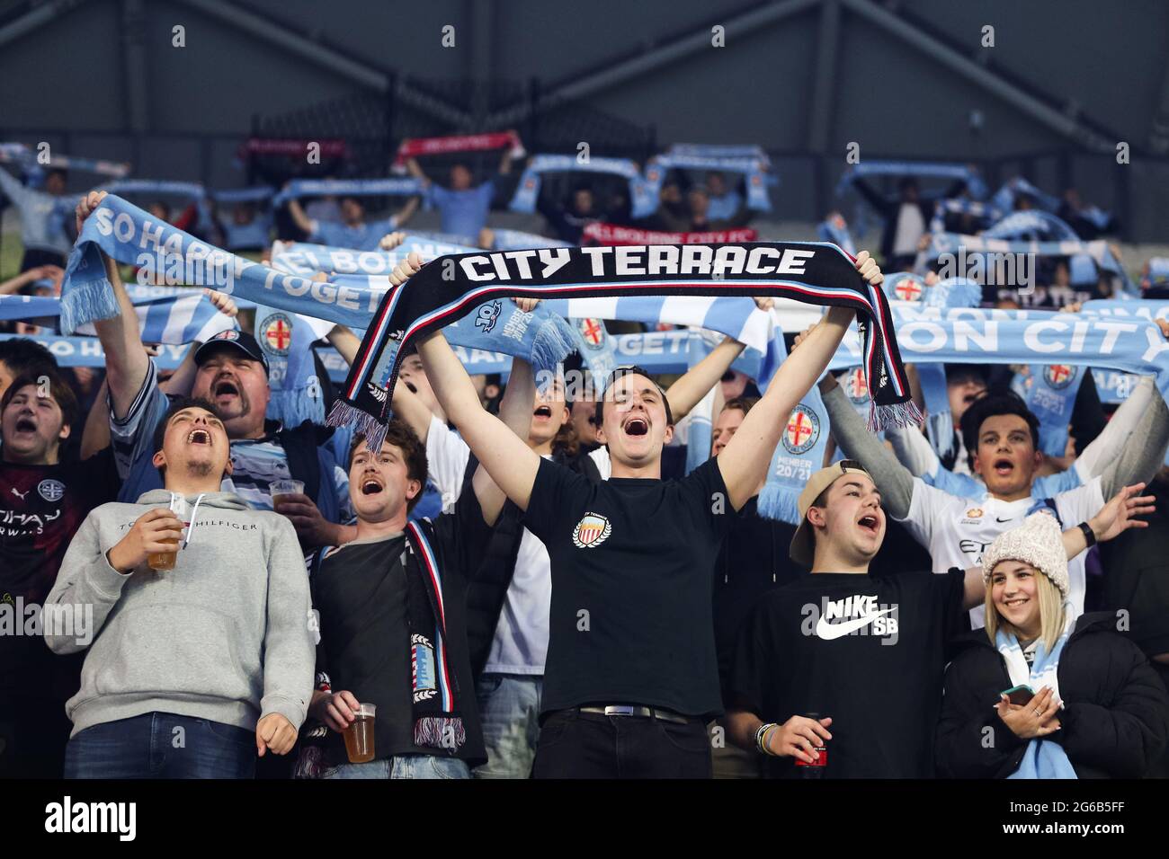 MELBOURNE, AUSTRALIE - 29 AVRIL : les fans de Melbourne City applaudissent lors du match de football Hyundai A-League entre Melbourne City FC et Newcastle Jets le 29 avril 2021 à l'AAMI Park de Melbourne, en Australie. (Photo de Dave Hewitt) Banque D'Images