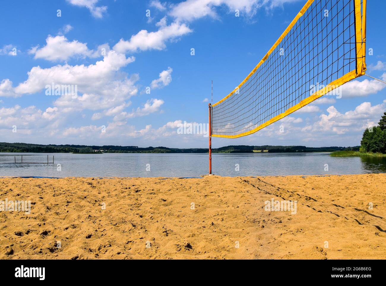 Terrain de Beach-volley situé à côté du lac et de la forêt par une journée ensoleillée Banque D'Images