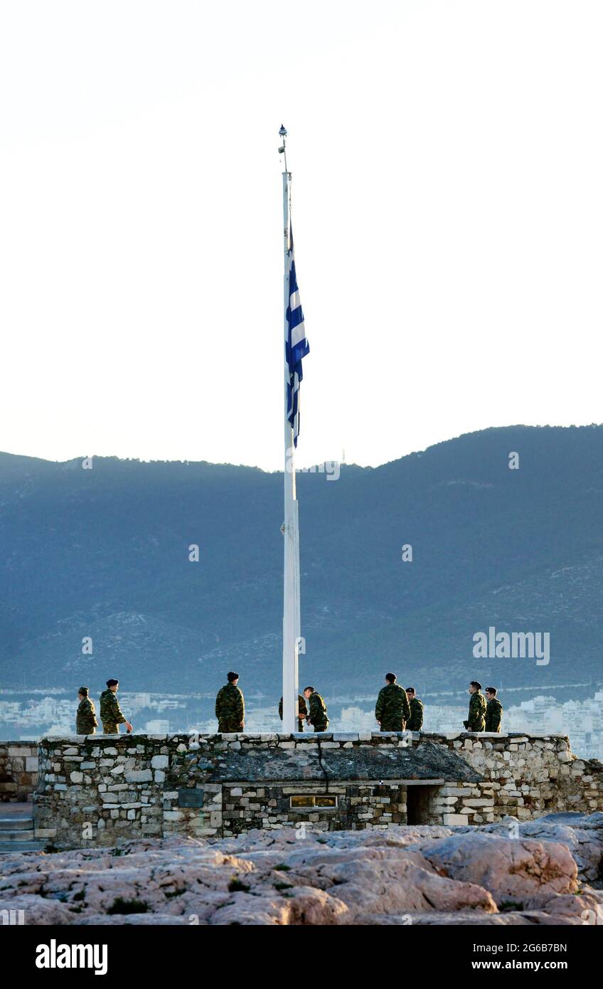Les solders grecs saluant le drapeau grec lors de la cérémonie du drapeau du matin au sommet de l'Acropole à Athènes, Grèce. Banque D'Images