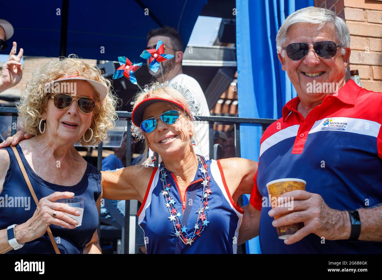 Columbus, États-Unis. 04e juillet 2021. Les clients apprécient les festivités du 4 juillet. Le Doo Dah Parade, une tradition du 4 juillet à Columbus, Ohio, attire des masses de personnes pour célébrer l'anniversaire des États-Unis d'Amérique, et revitalise les entreprises dans le Nord court. Crédit : SOPA Images Limited/Alamy Live News Banque D'Images