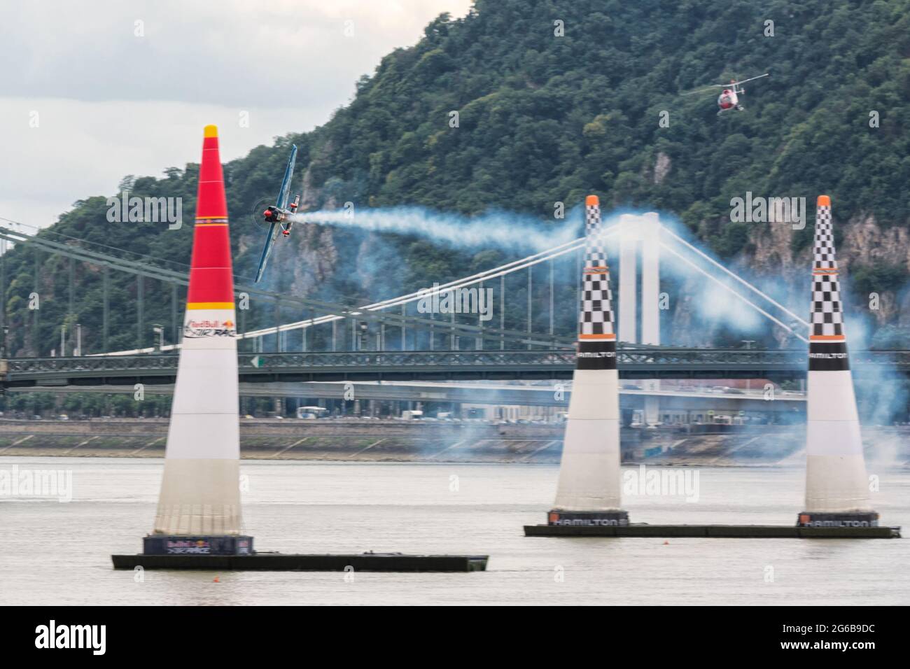 Budapest, Hongrie - 23 juin 2018 : Zivko Edge 540 avec fumée à bord des ponts du Danube lors de la course aérienne Red Bull Banque D'Images