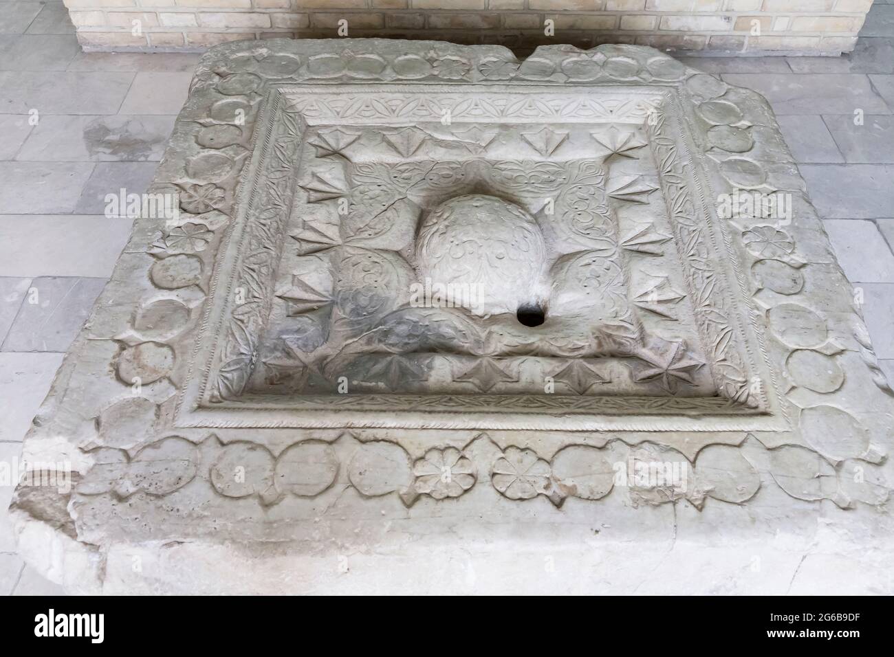 Fontaine en pierre, Musée archéologique de Hamadan, ancienne colline d'Ecbatana, Hamedan (Hamadan), province de Hamadan, Iran, Perse, Asie occidentale, Asie Banque D'Images