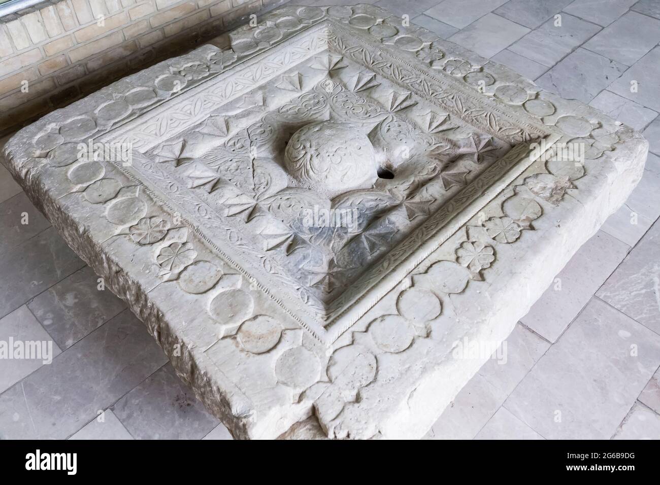 Fontaine en pierre, Musée archéologique de Hamadan, ancienne colline d'Ecbatana, Hamedan (Hamadan), province de Hamadan, Iran, Perse, Asie occidentale, Asie Banque D'Images