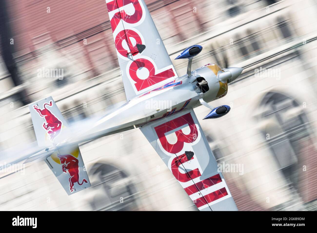 Budapest, Hongrie - 23 juin 2018 : vol à grande vitesse de l'Edge 540 de Zivko par le Parlement hongrois à l'occasion de la course aérienne Red Bull Banque D'Images