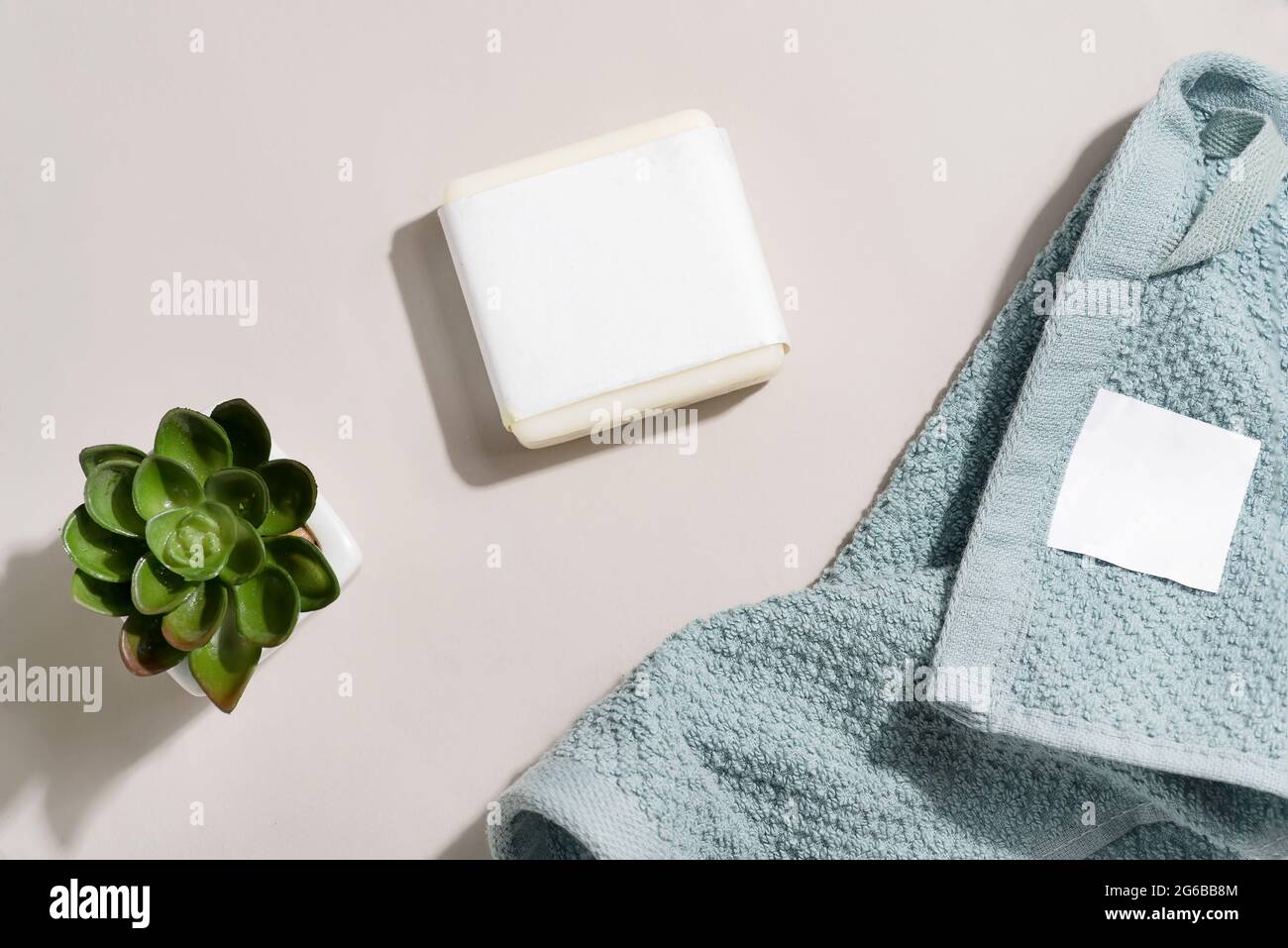 Serviette propre et douce et savon avec pot à fleurs Banque D'Images