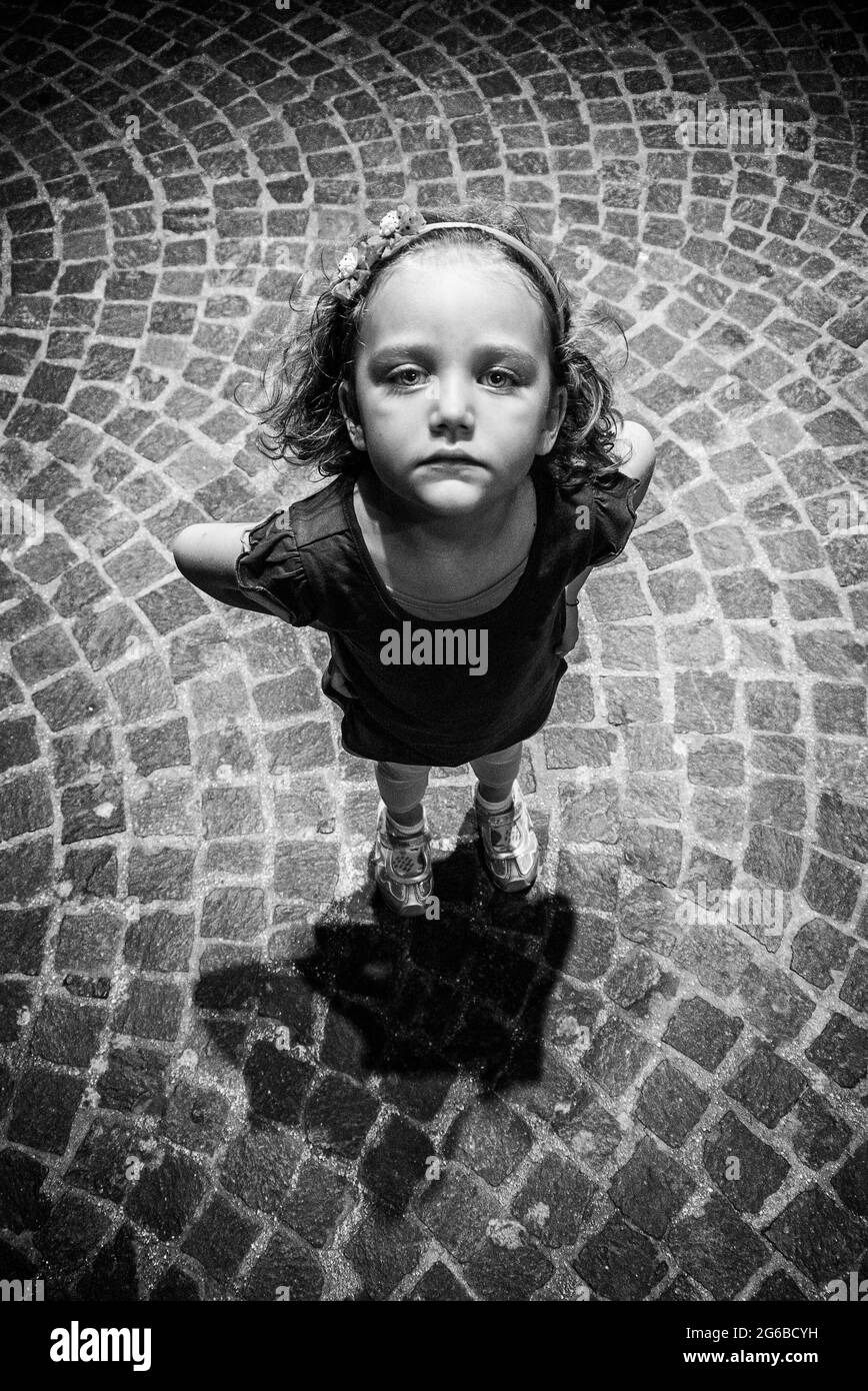 Portrait d'une fille sérieuse debout dans la rue, Italie Banque D'Images