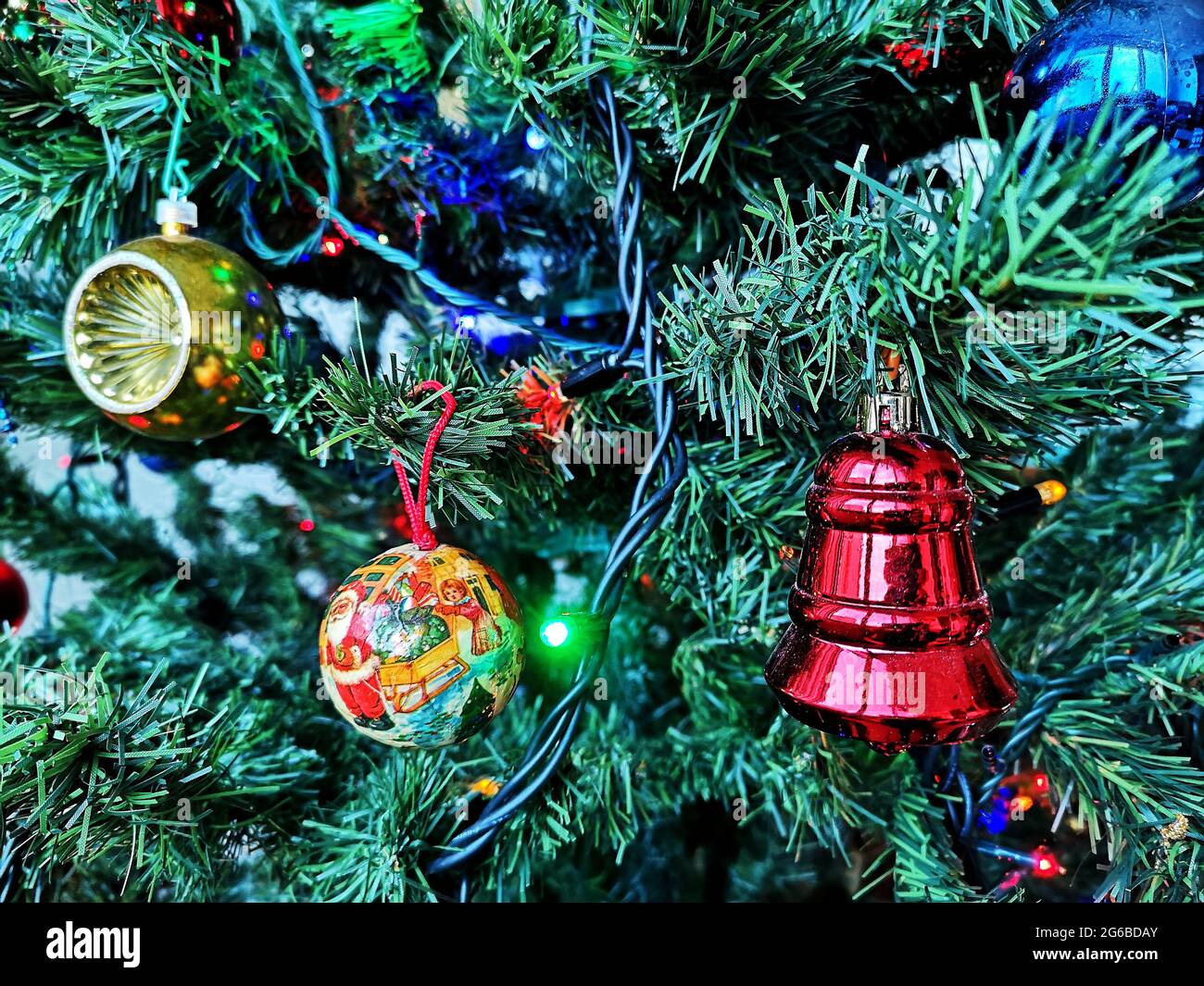 Gros plan d'une boule de Noël et de décorations accrochées à un arbre de Noël Banque D'Images