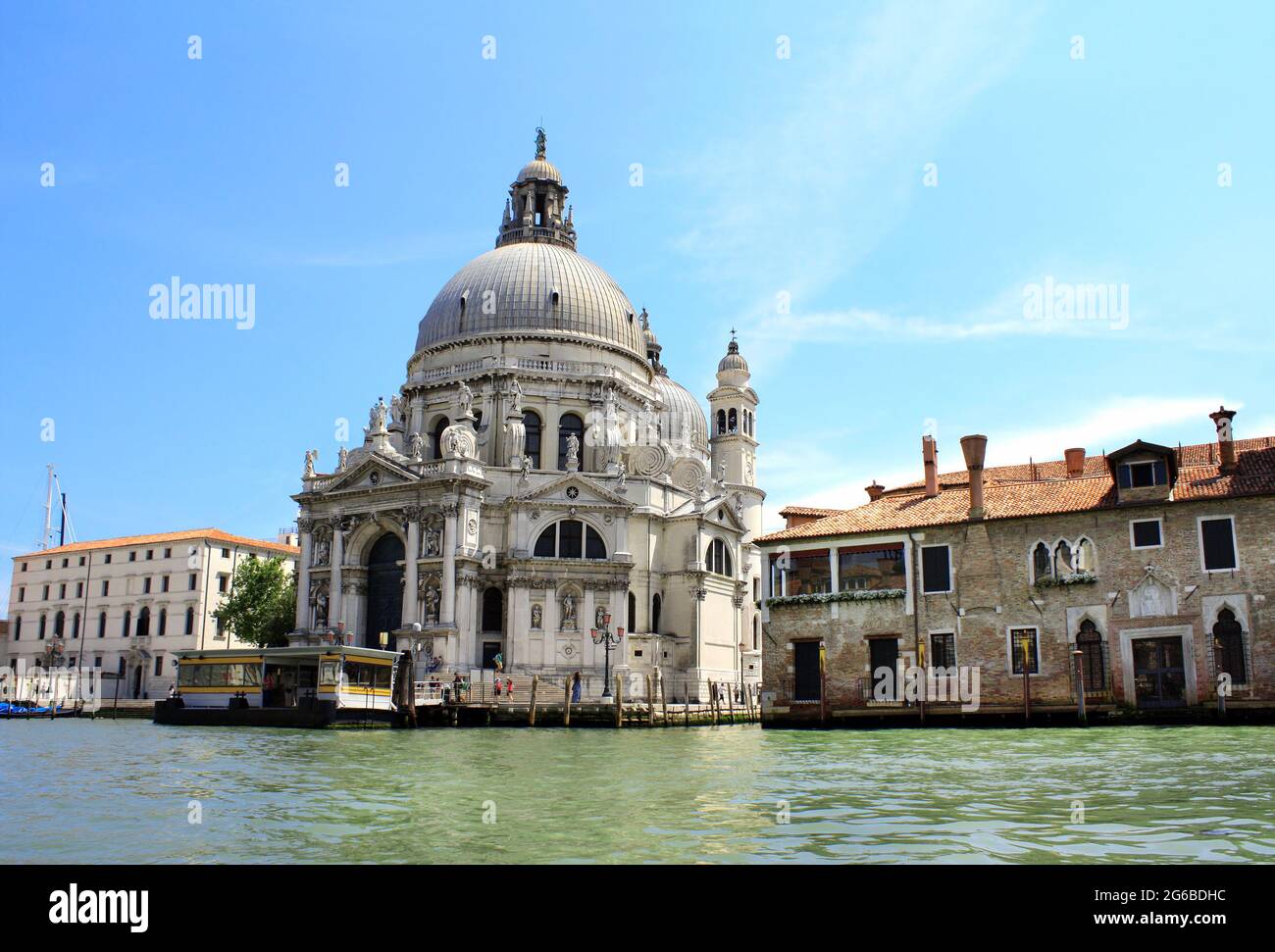 Grand Canal et basilique Santa Maria della Salute, Venise, Italie, Europe. Architecture célèbre et monuments de Venise Banque D'Images