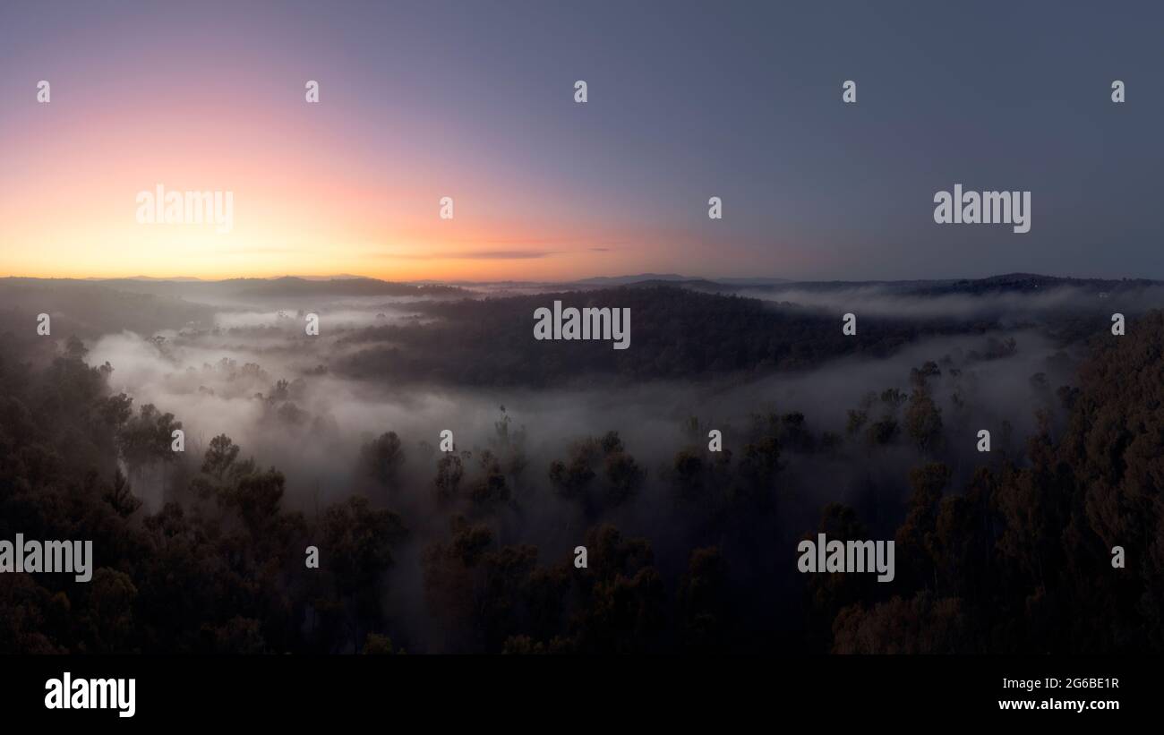 Vue aérienne du paysage de montagne brumeux au lever du soleil, Melbourne, Victoria, Australie Banque D'Images