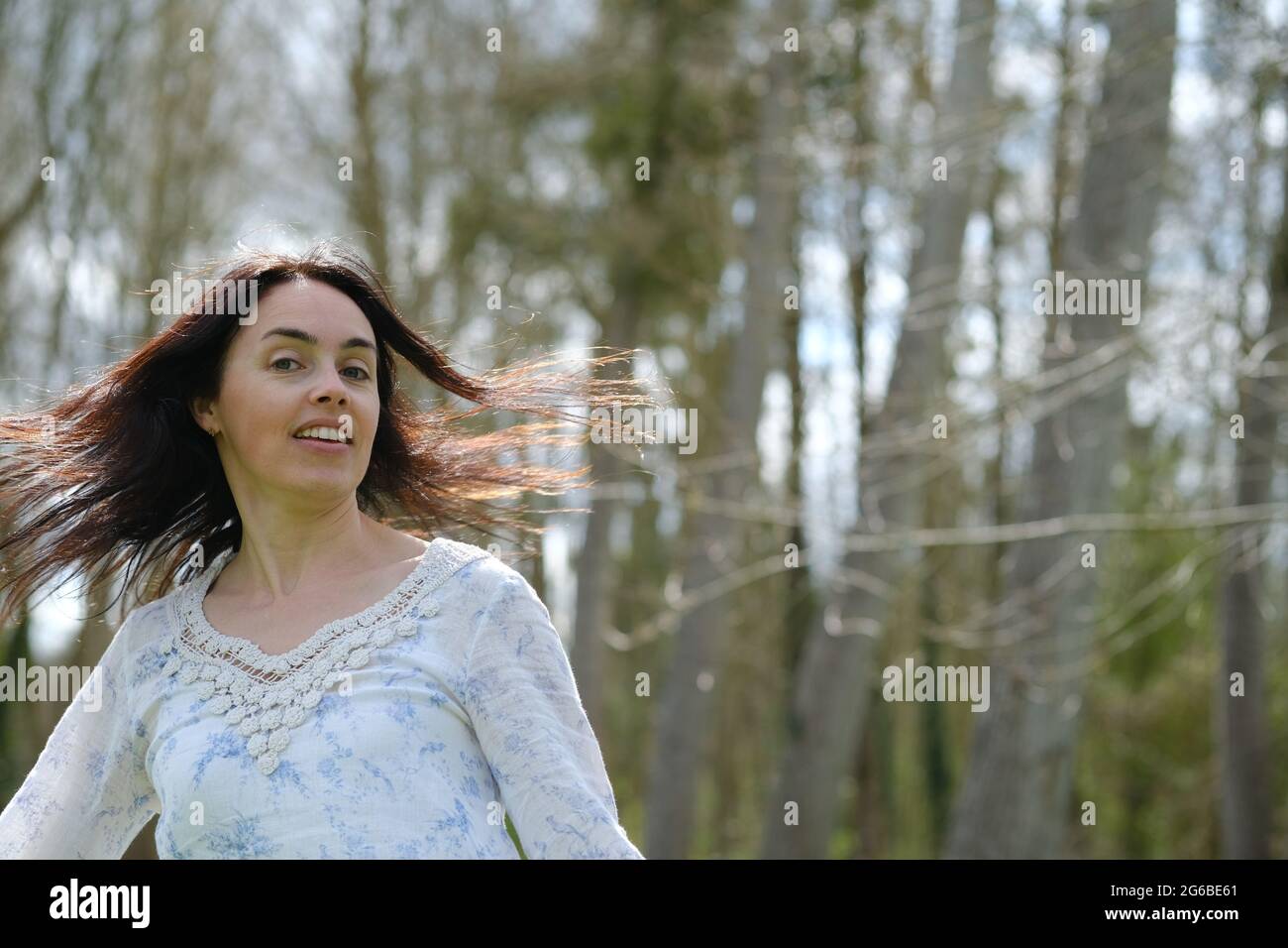 Portrait d'une belle femme debout à l'extérieur tournant autour, France Banque D'Images