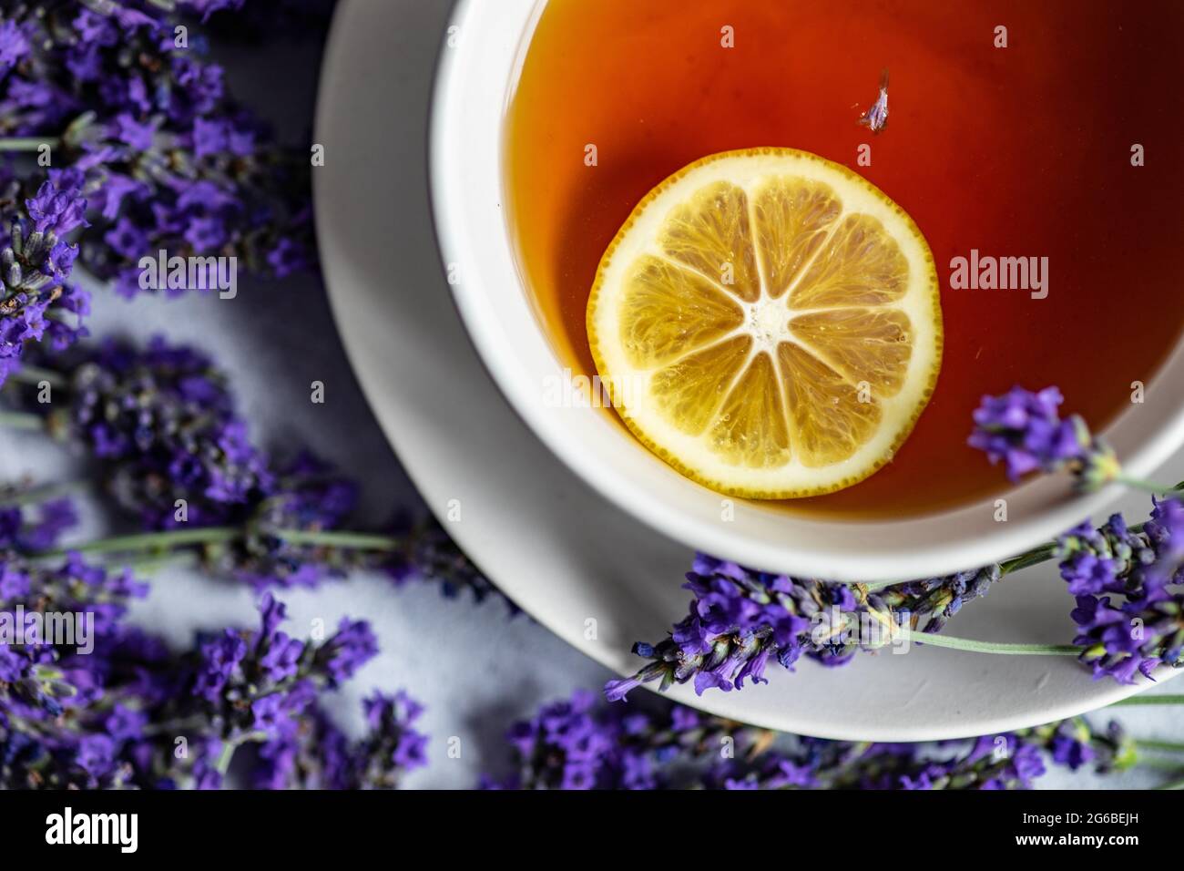 Tasse de thé avec une tranche de fleurs de citron et de lavande Banque D'Images