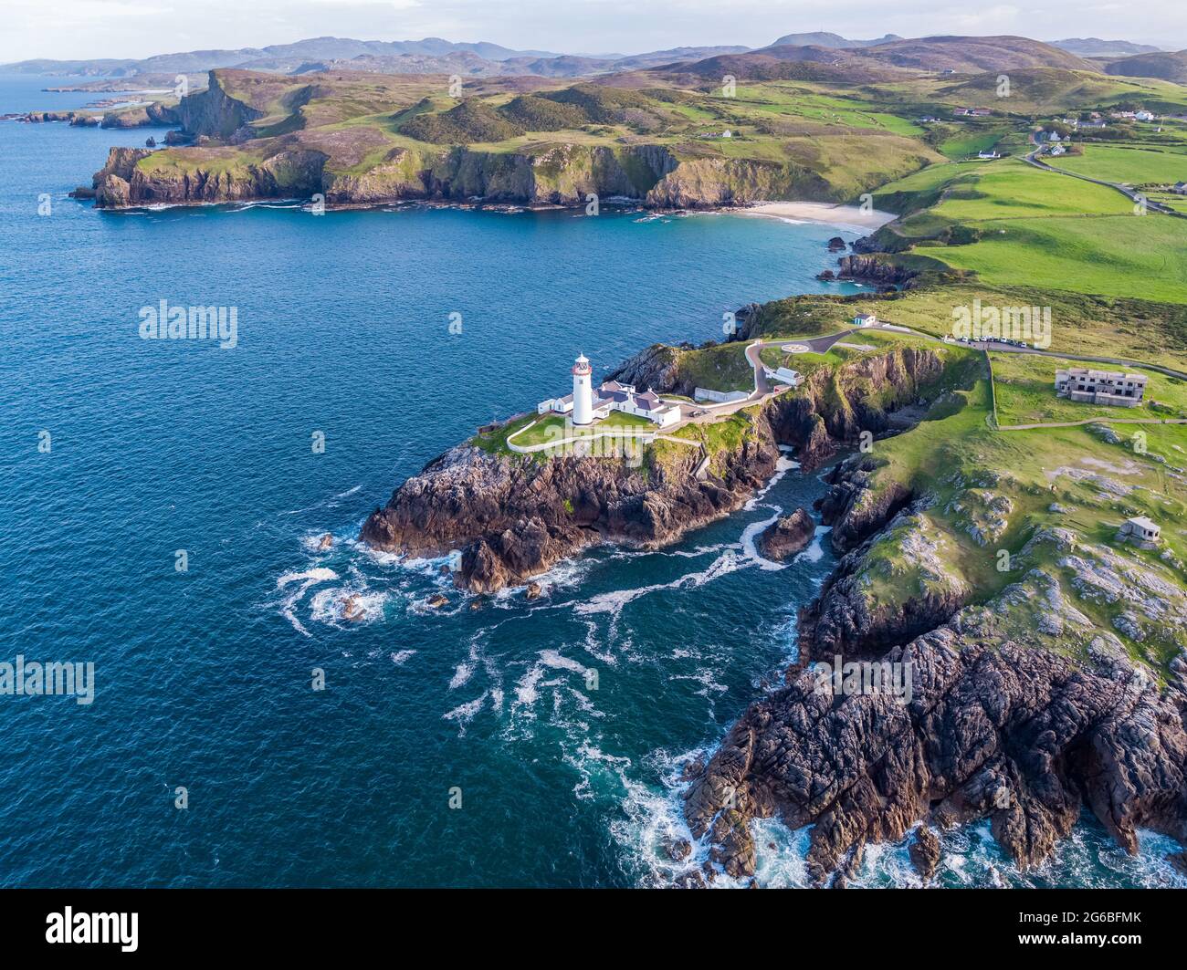 Vue aérienne de Fanad Head Lighthouse County Donegal Lough Swilly et Mulroy Bay. Banque D'Images