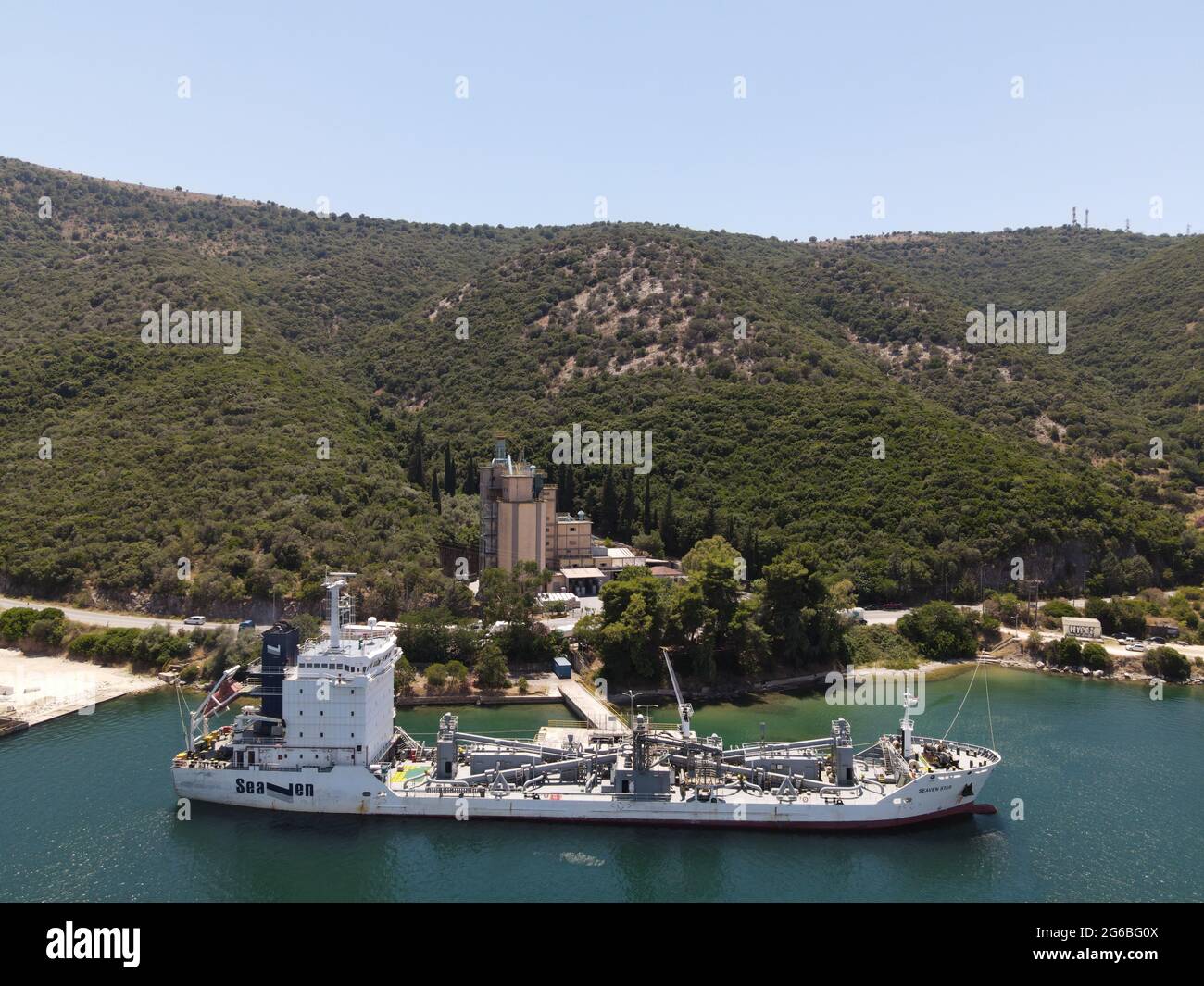 Vue aérienne seaven star ciment, charrilier en béton transport industriel cargo de pirée dans le port d'igoumenitsa ville grèce avec destination rio Banque D'Images