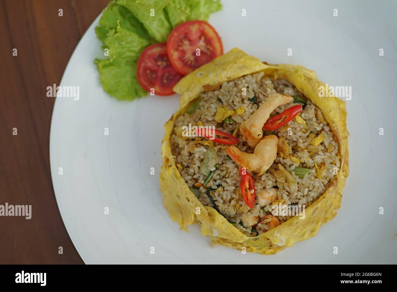 Le nasi Pattaya, est un plat de riz frit d'Asie du Sud-est fait en couvrant ou en enveloppant le riz frit au poulet, dans un œuf ou une omelette frits. Banque D'Images