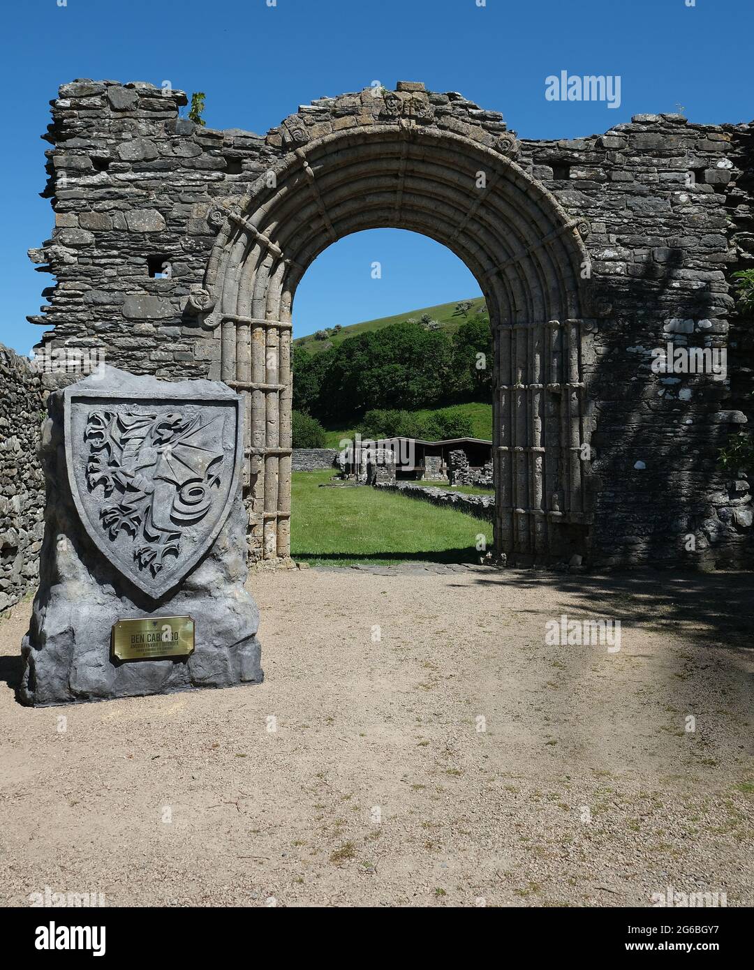 Arche arrondie romane à l'abbaye de Strata Florida avec la plaque CADW et UEFA Euro 2020 Partnership Banque D'Images