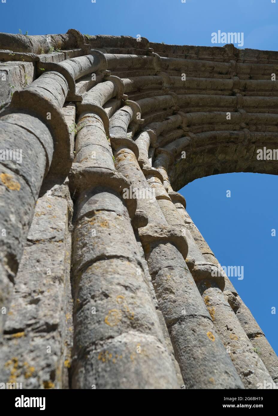 Vue verticale de l'arche arrondie romane de l'abbaye de Strata Florida, Ceredigion Wales, Royaume-Uni Banque D'Images