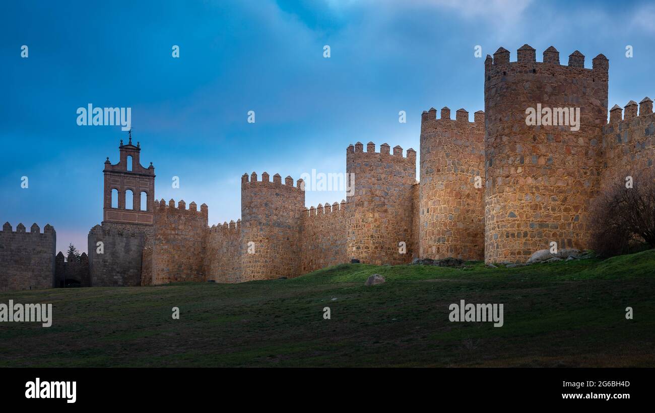 Mur médiéval construit dans le style roman, Avila en Espagne Banque D'Images