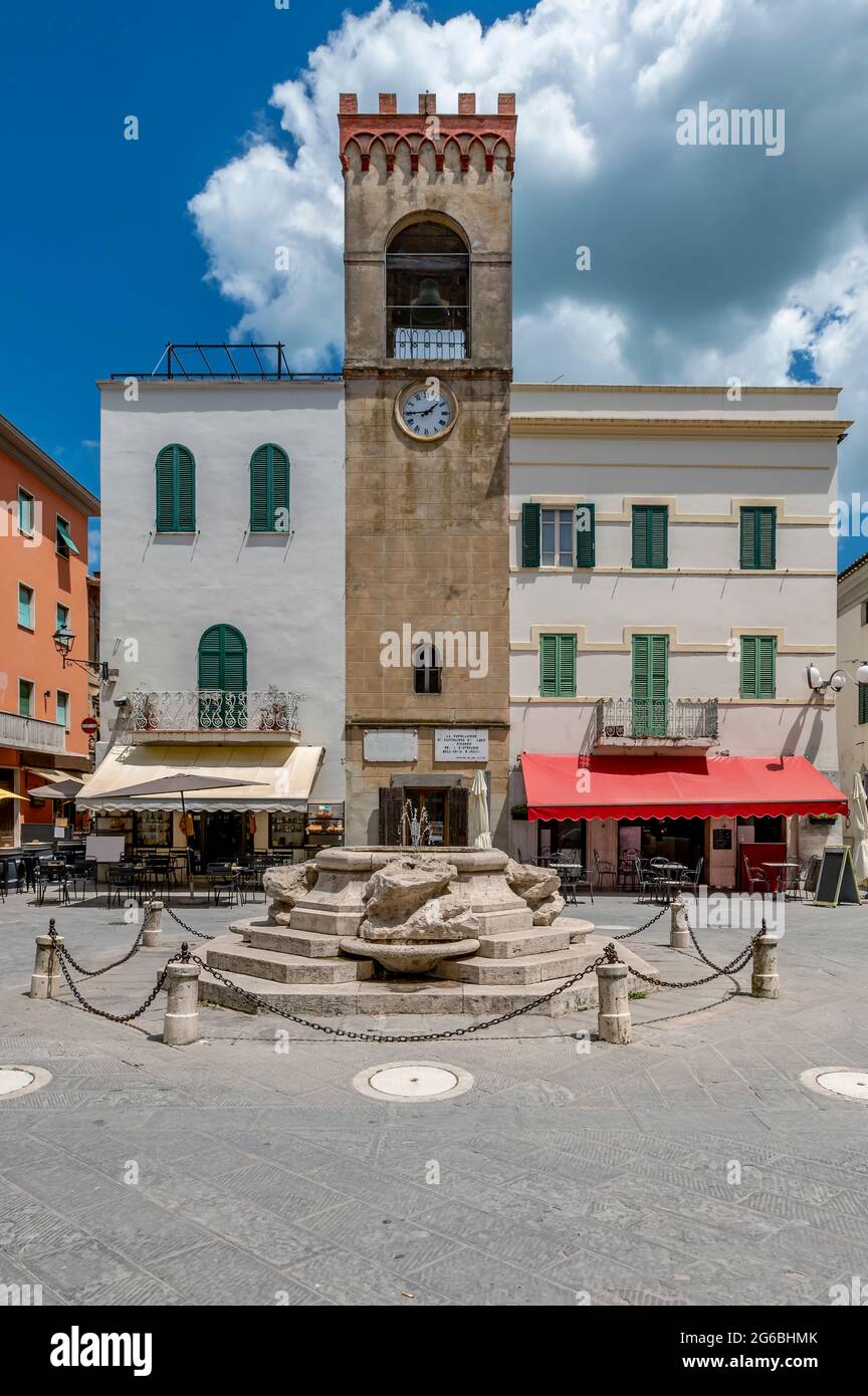 La fontaine et le Palazzo del Capitano del Popolo sur la place Piazza Mazzini, Castiglione del lago, Italie Banque D'Images