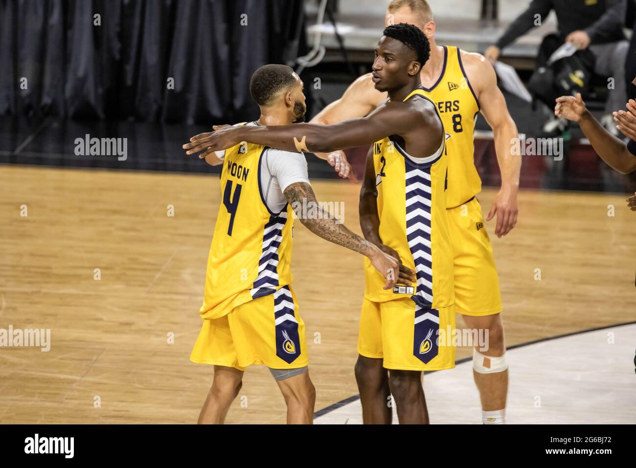 Edmonton, Canada. 02 juillet 2021. Xavier Moon (4) et Kemel Archer, de Edmonton Stinger, célèbrent après la Ligue canadienne élite de basket-ball de 2021 entre les Lions de la rivière Niagara et les Edmonton Stingers au Edmonton Expo Centre. (Note finale; Niagara River Lions 75:82 Edmonton Stingers) (photo de Ron Palmer/SOPA Images/Sipa USA) crédit: SIPA USA/Alay Live News Banque D'Images