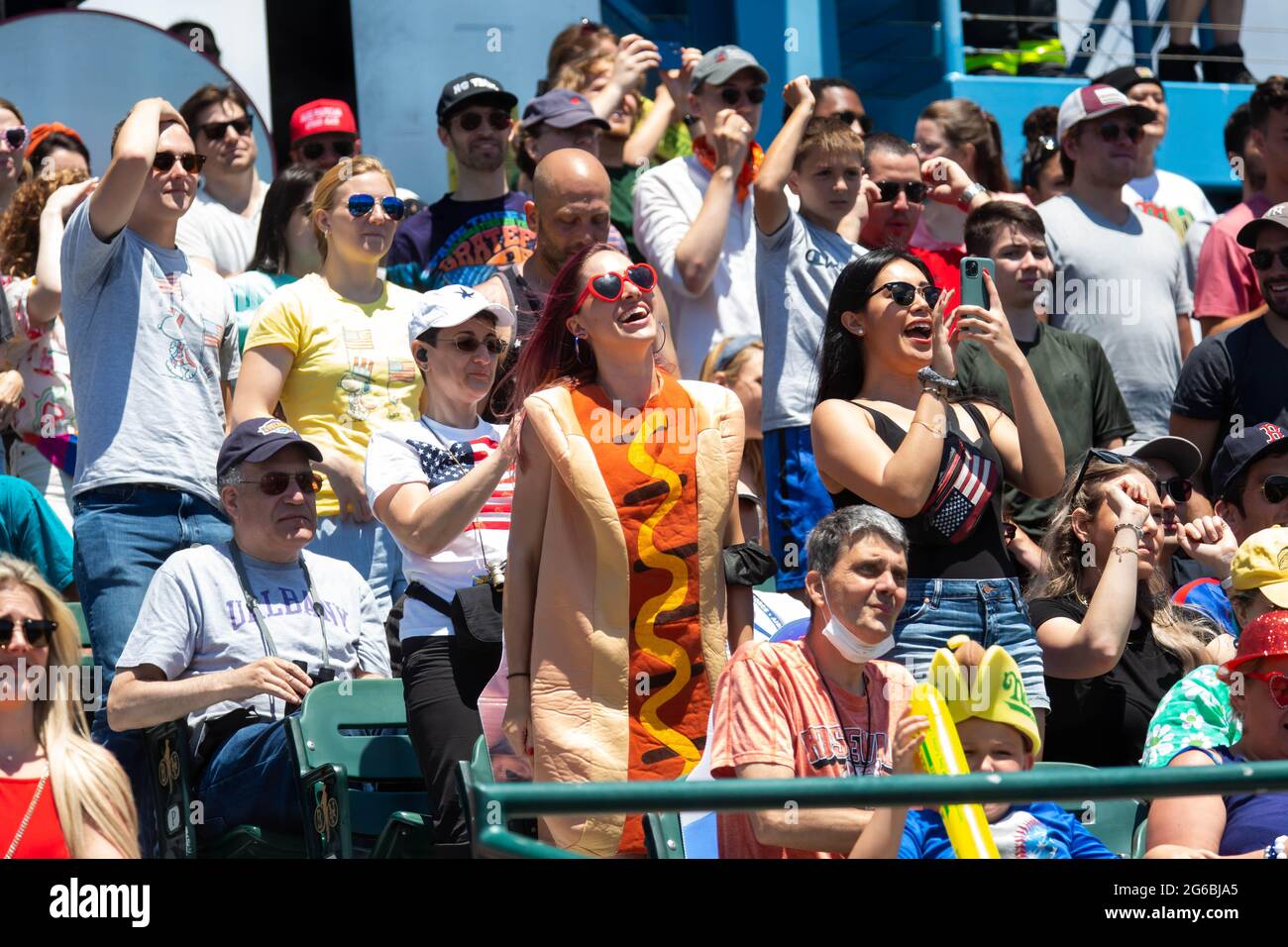 New York, États-Unis. 4 juillet 2021. Les gens regardent un concours de repas de hot dog à New York, aux États-Unis, le 4 juillet 2021. Le champion défenseur Joey Chestnut a battu son propre record du monde dimanche en dévorant 76 hot dogs en 10 minutes au concours. Michelle Lesco a gagné le titre de femme en mangeant 30.75 hot dogs en 10 minutes. Credit: Michael Nagle/Xinhua/Alay Live News Banque D'Images