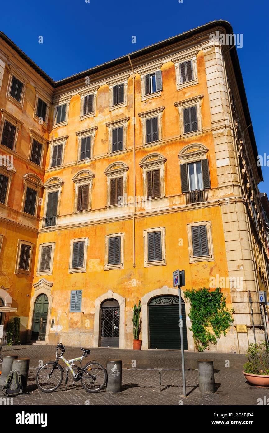 Vue typique de vieux bâtiments résidentiels habituels à Rome, Italie Banque D'Images