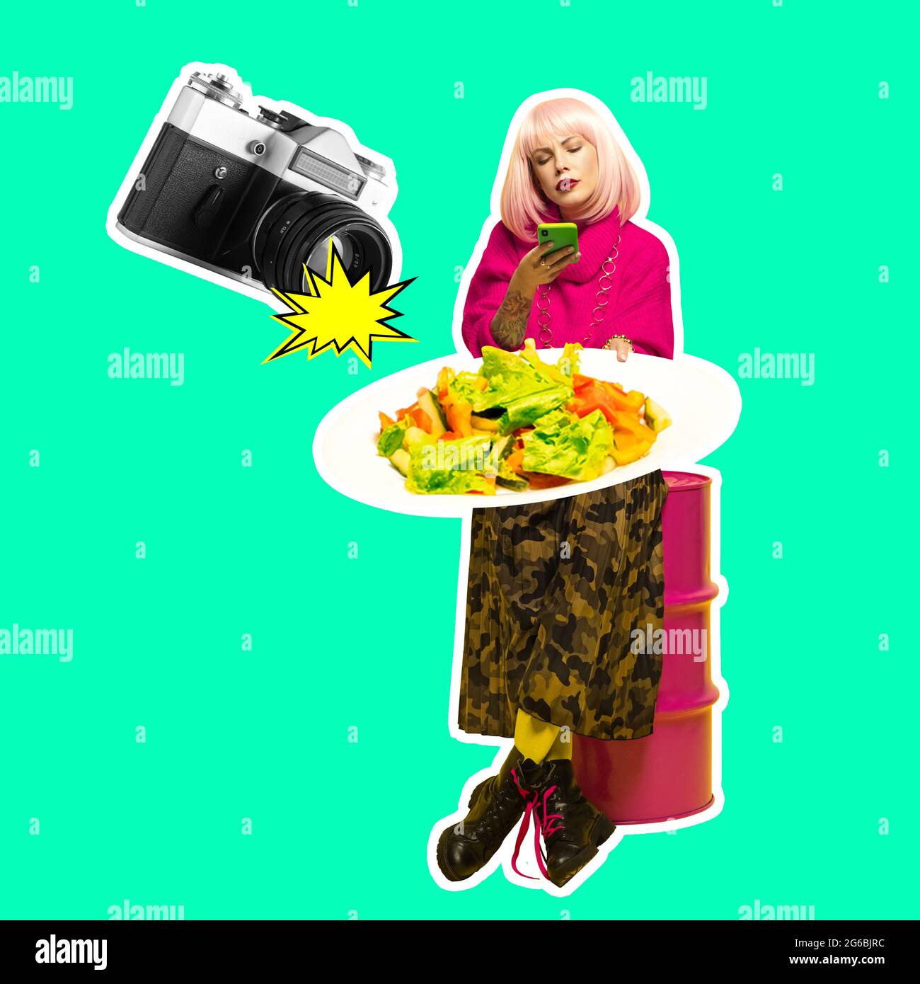 Jeune femme, blogueur de nourriture photographie de nourriture isolée sur fond bleu néon. Collage d'art contemporain et design moderne. Concept d'idée, inspiration Banque D'Images